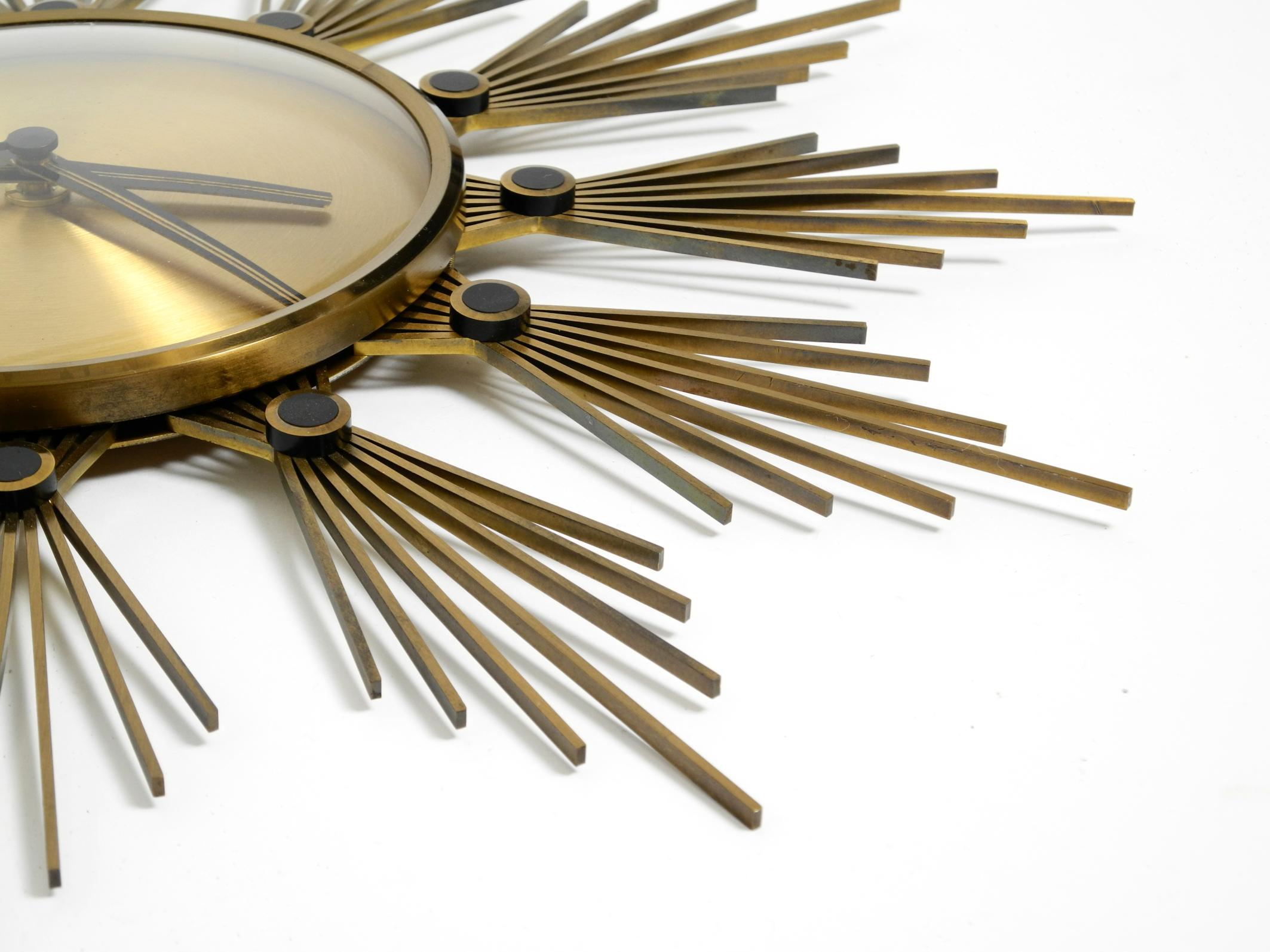 Original 1950s Sunburst wall clock by Atlanta made of brass and battery operated For Sale 6