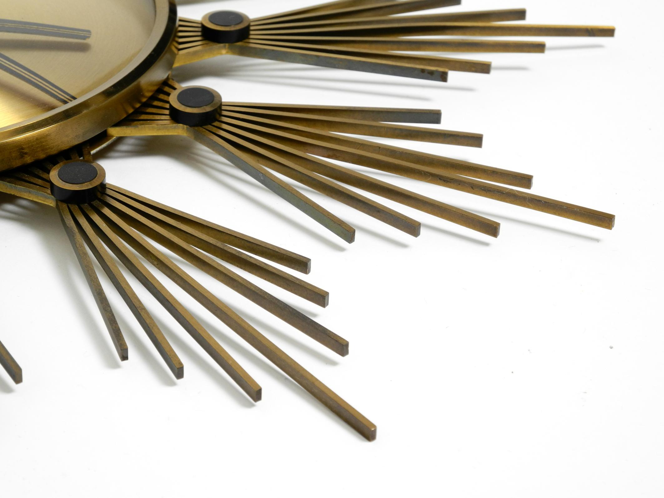 Original 1950s Sunburst wall clock by Atlanta made of brass and battery operated For Sale 7