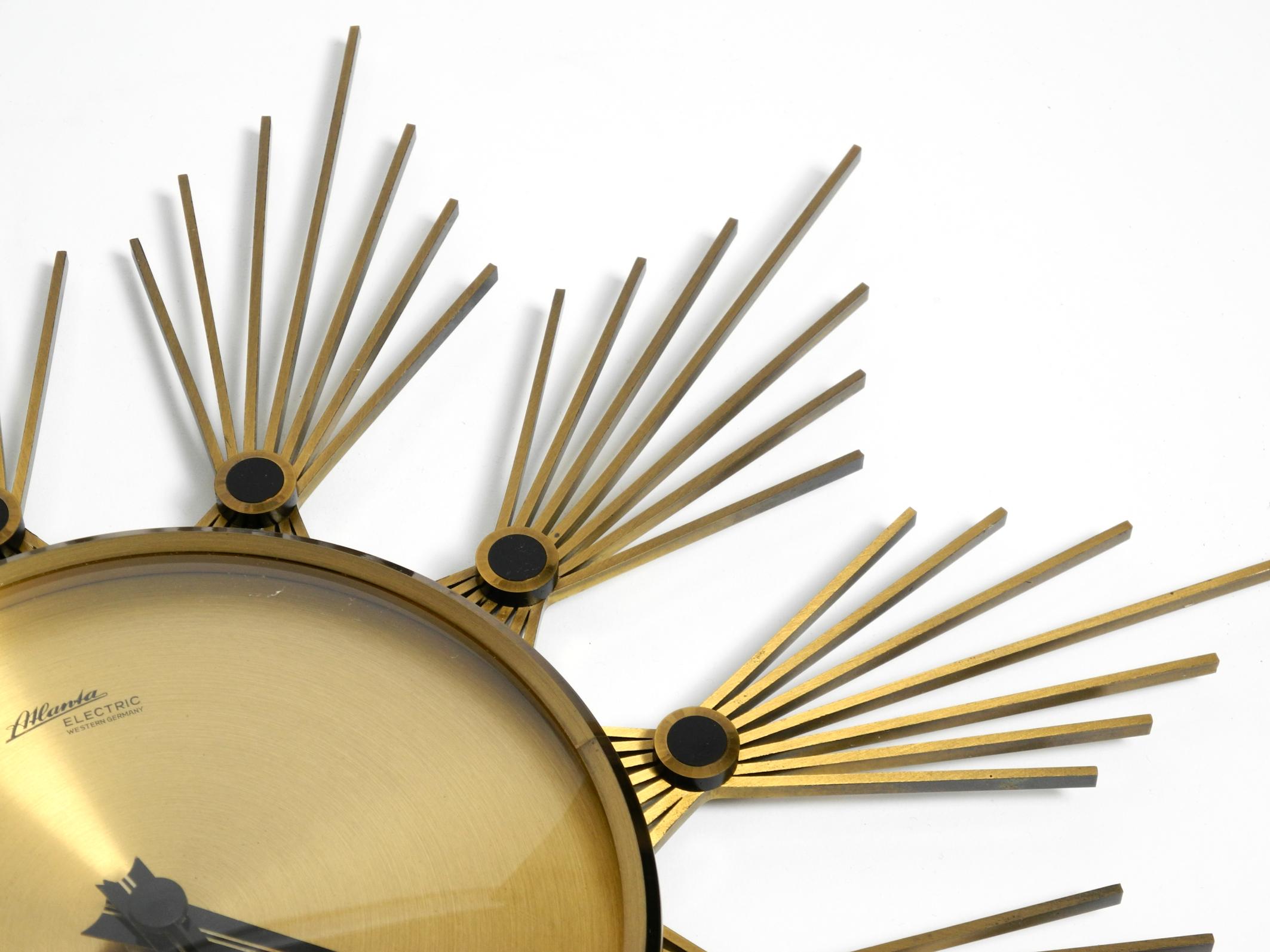 Original 1950s Sunburst wall clock by Atlanta made of brass and battery operated For Sale 8