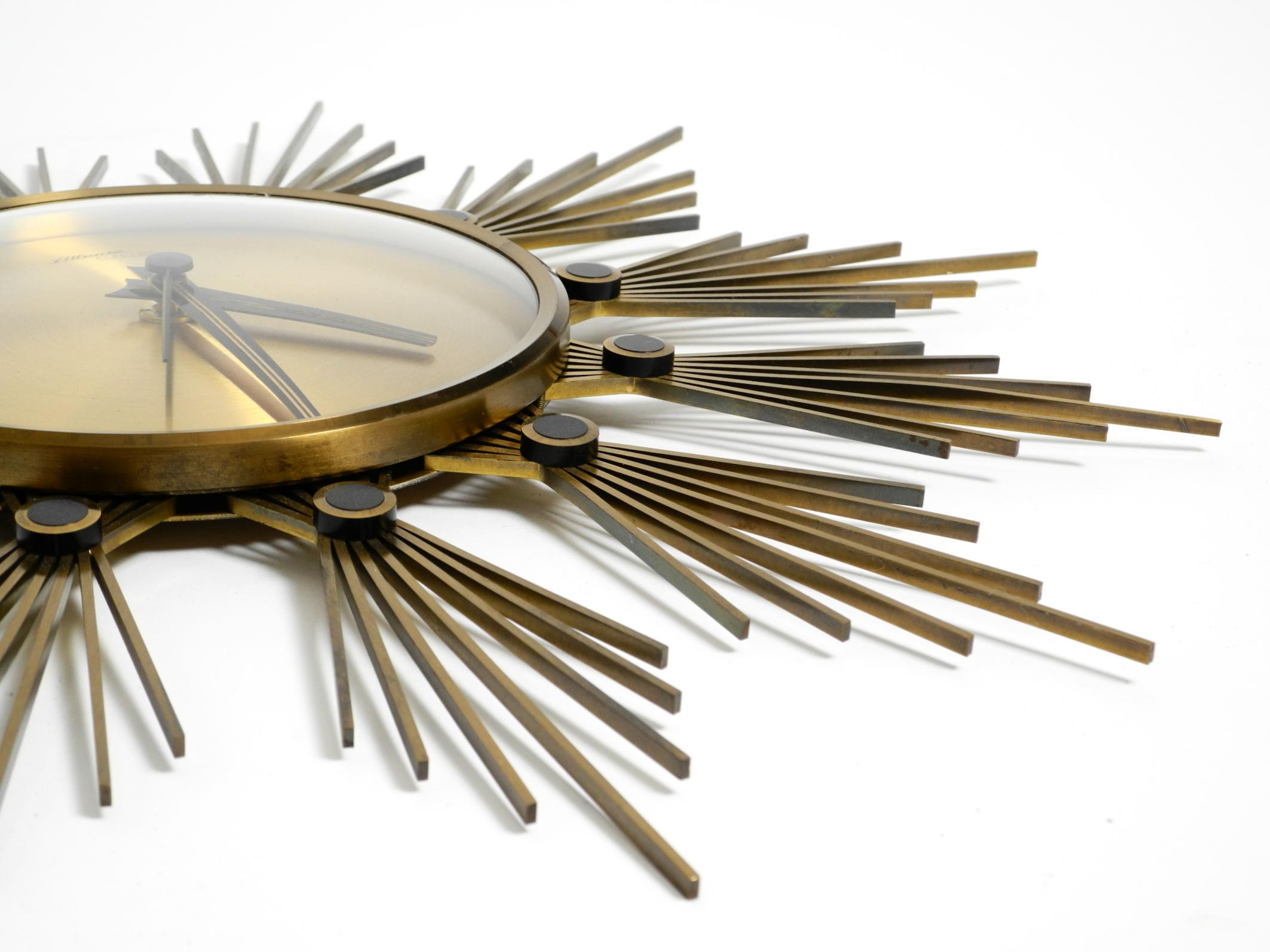 Original 1950s Sunburst wall clock by Atlanta made of brass and battery operated For Sale 9