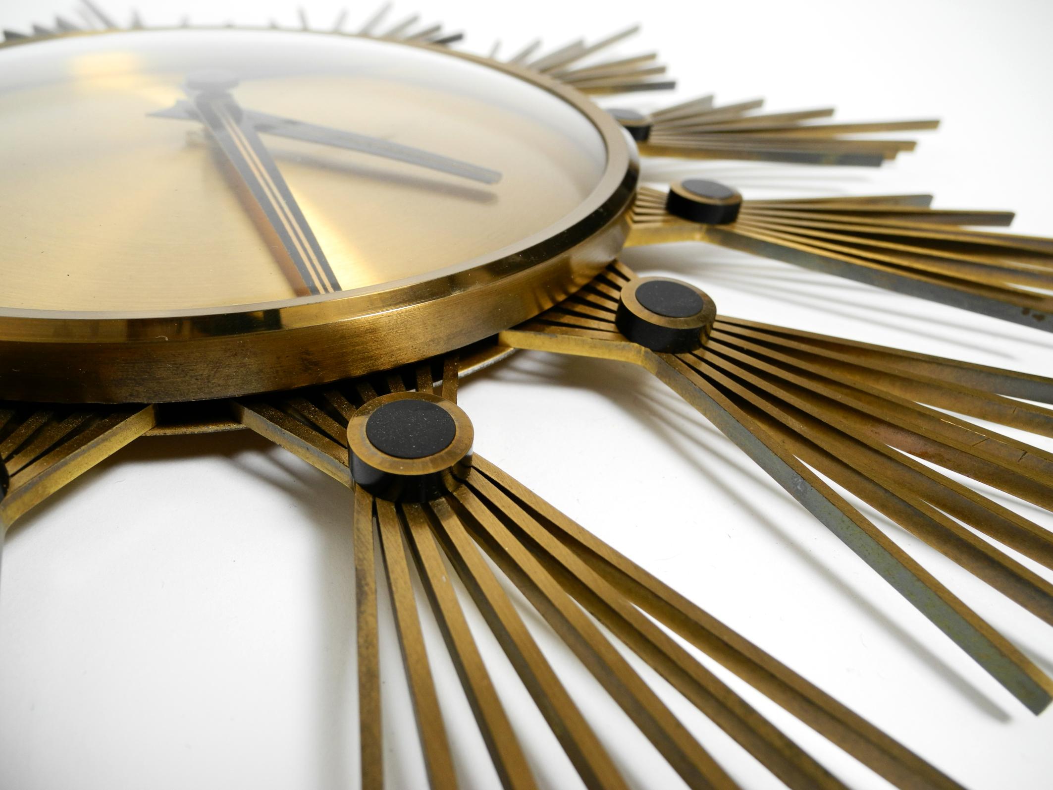 Original 1950s Sunburst wall clock by Atlanta made of brass and battery operated For Sale 10