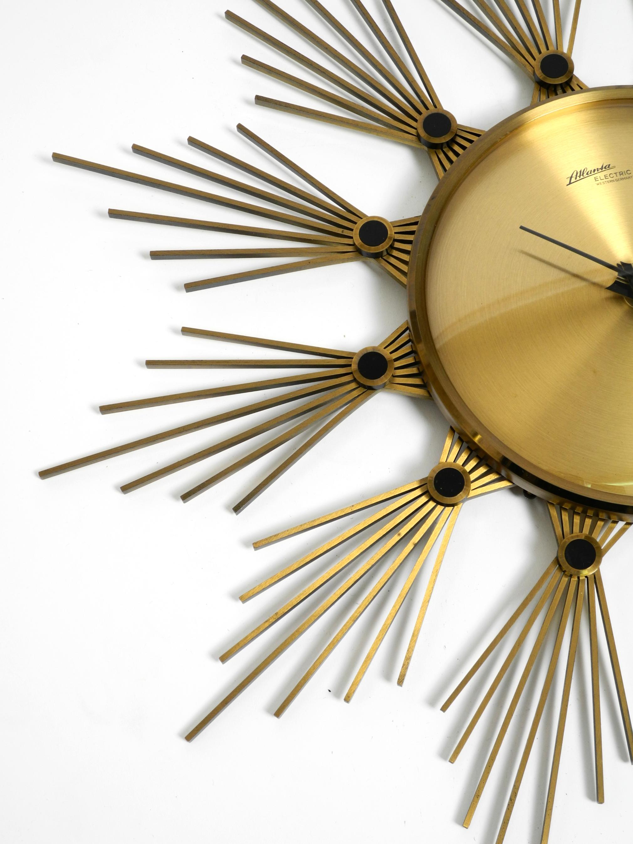 Original 1950s Sunburst wall clock by Atlanta made of brass and battery operated For Sale 11