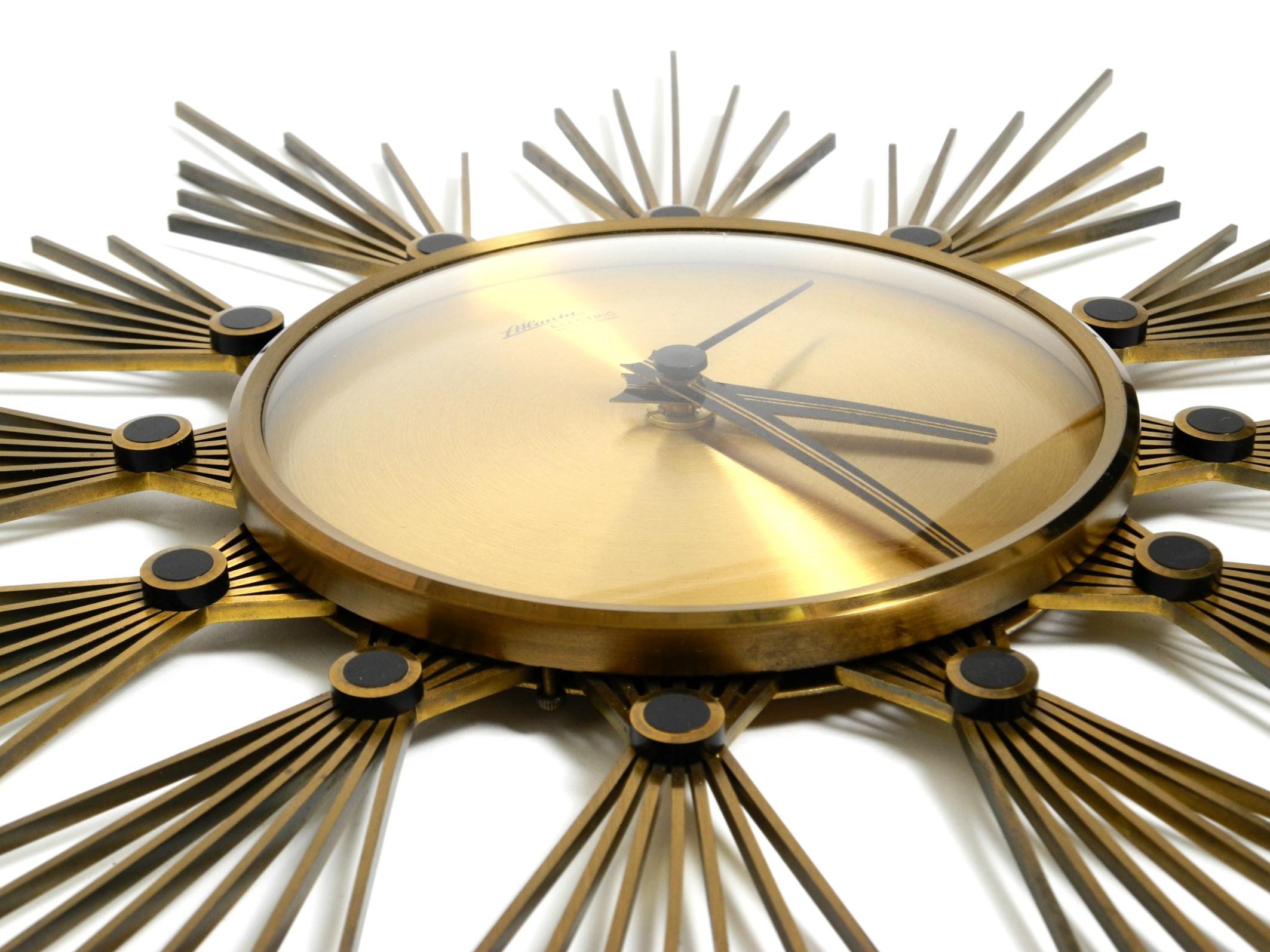 Original 1950s Sunburst wall clock by Atlanta made of brass and battery operated For Sale 12
