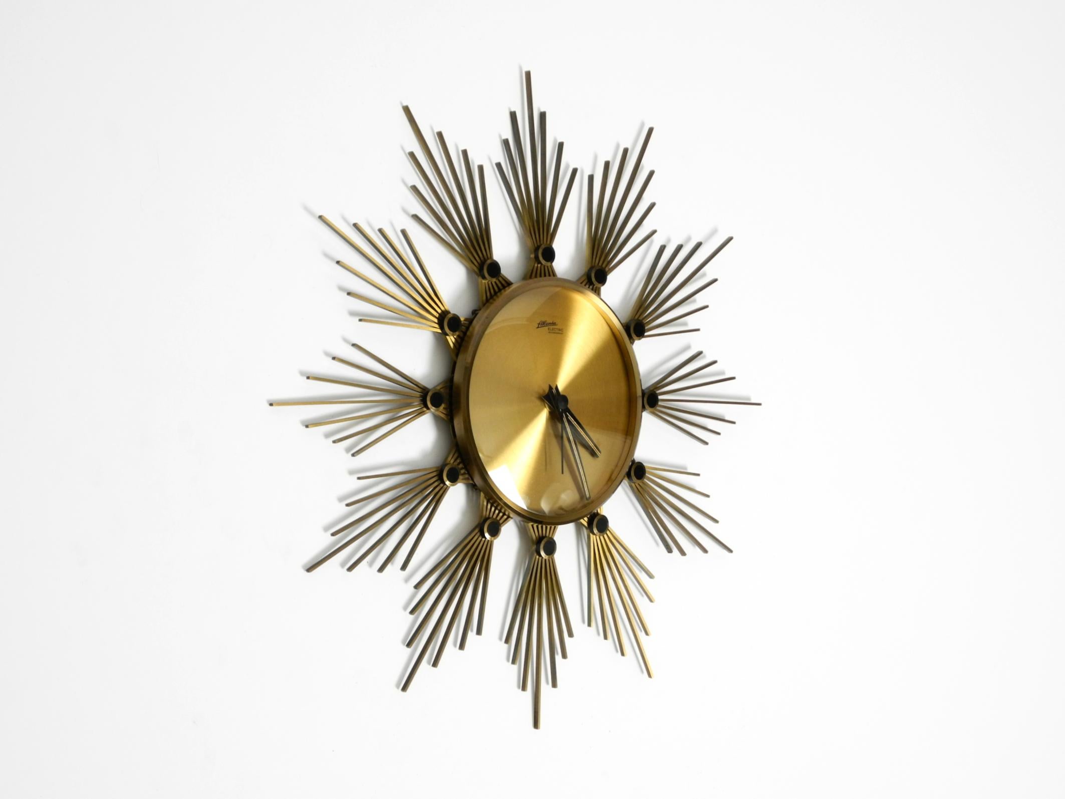 Wonderful original 1950s Sunburst brass wall clock by Atlanta. Made in Germany.
Very nice elaborate Mid Century design. Battery operated with Junghans clockwork mechanism.
Dial without numbers and only with minute and hour indicator. The brass