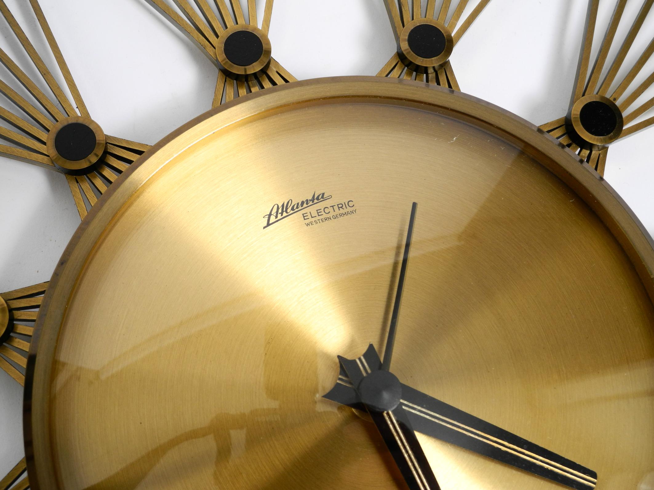 Original 1950s Sunburst wall clock by Atlanta made of brass and battery operated For Sale 13