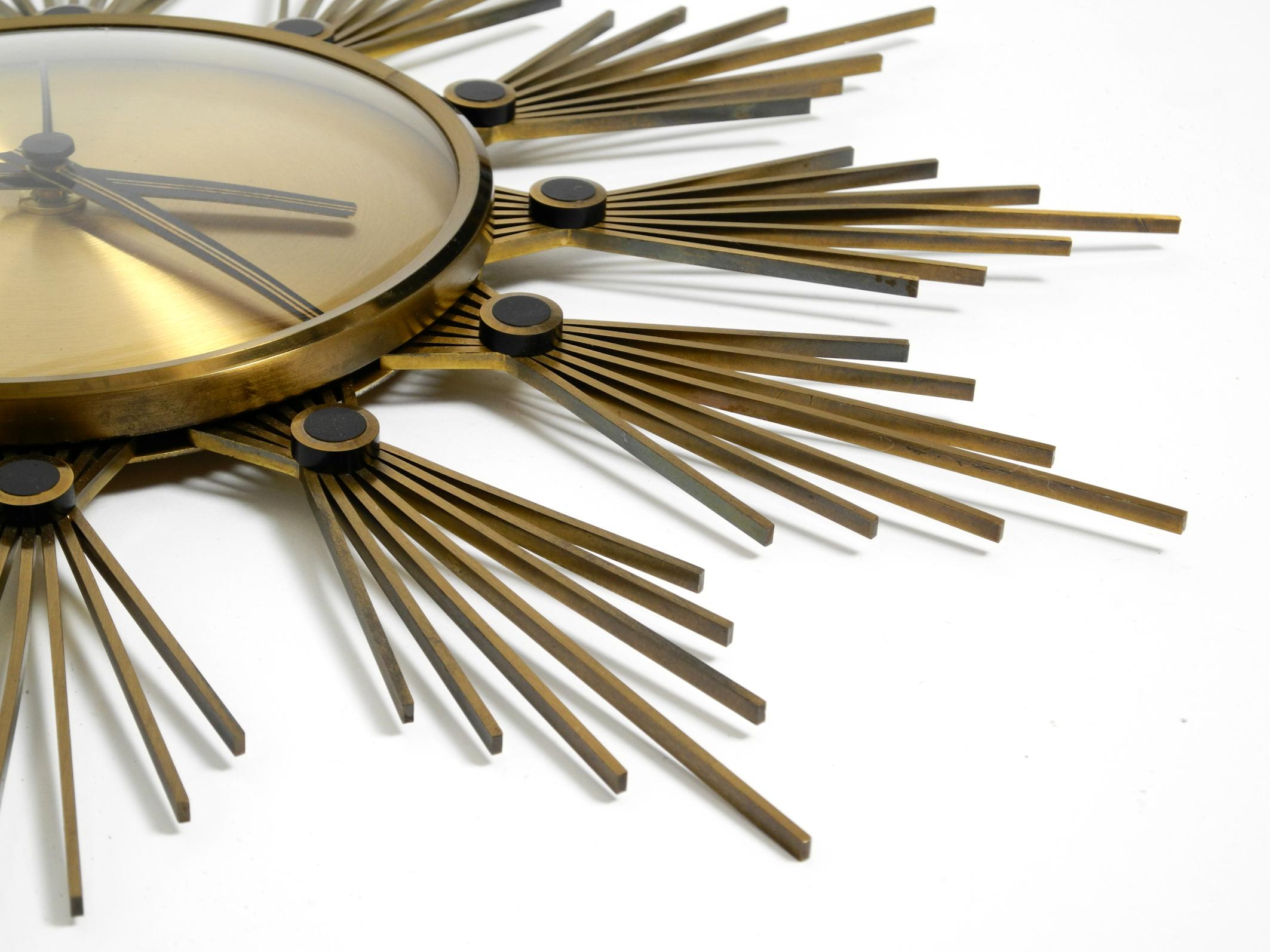 Original 1950s Sunburst wall clock by Atlanta made of brass and battery operated For Sale 2