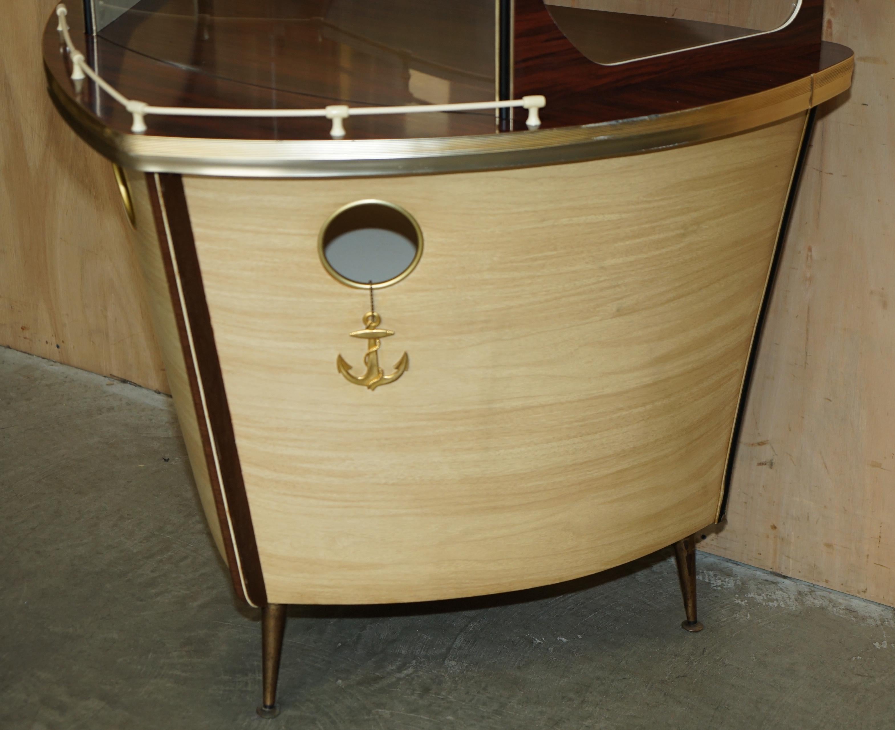 ORIGINAL 1950's UMBERTO MASCAGNI BOLOGNA ITALIAN HOME COCKTAIL BOAT BAR & STOOL Hecho a mano en venta
