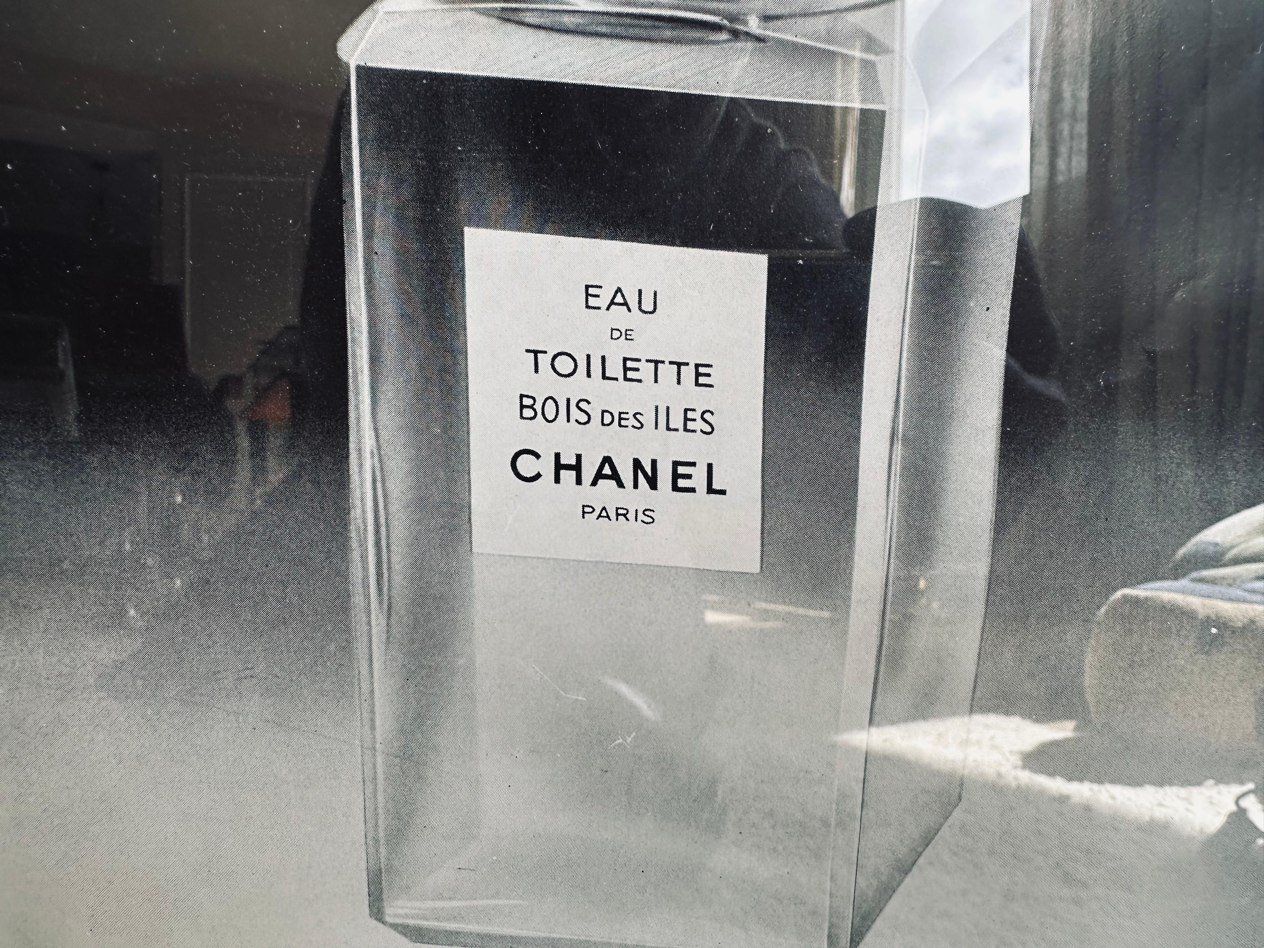 Original 1952 Chanel Advertisement from Femina Magazine – Framed Vintage Fashion In Good Condition For Sale In Hamburg, DE
