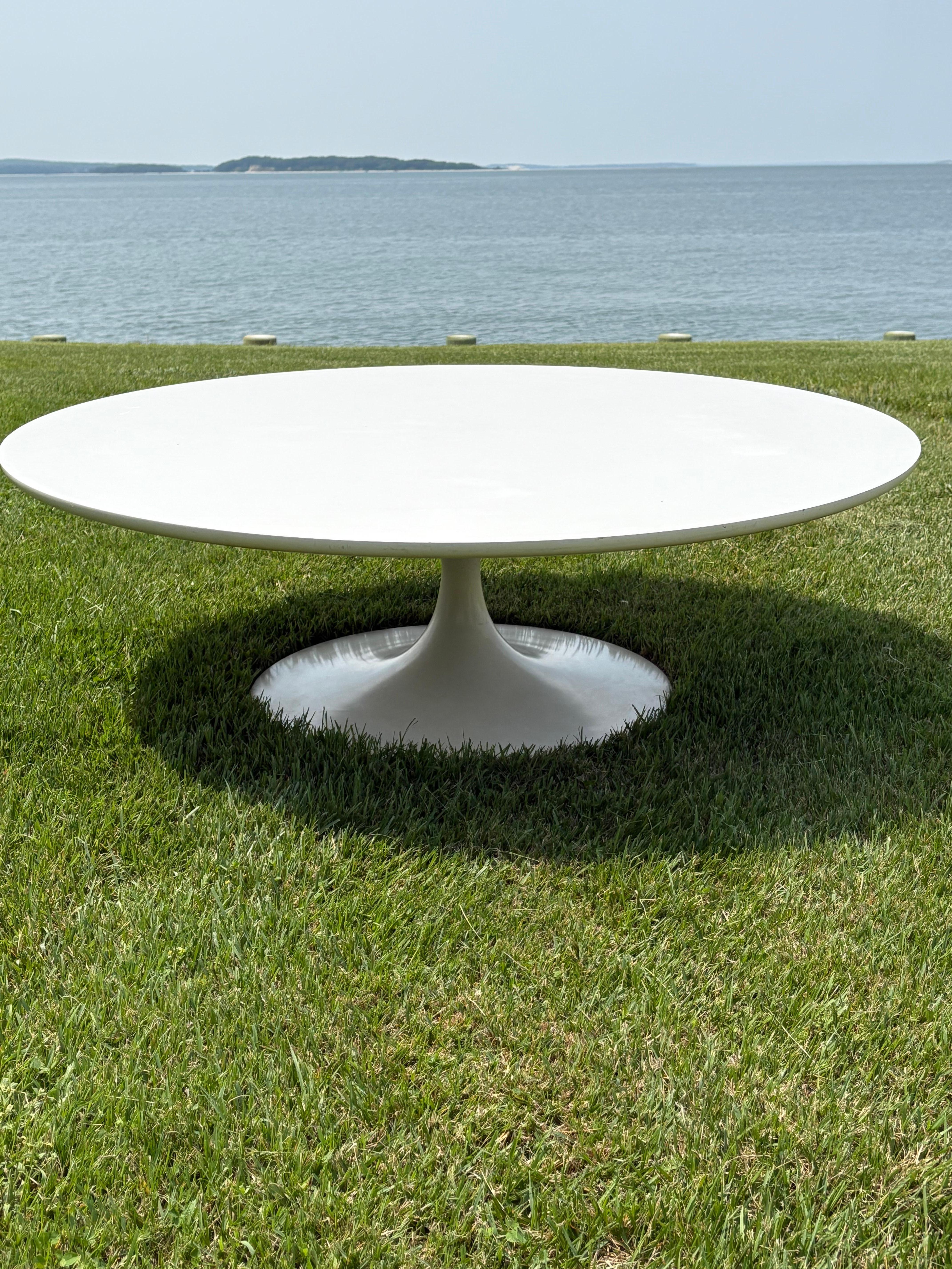 Icónica mesa de centro original Maurice Burke de grandes tulipanes blancos. Esta mesa es un modelo muy antiguo diseñado en 1960, cuando Burke aún estaba en Dallas antes de trasladarse al Reino Unido... Tamaño grande poco común . 47,75