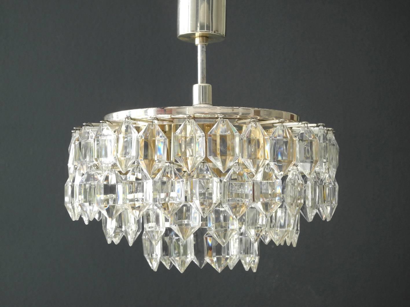 Beautiful original 1960s Bakalowits crystal small chandelier with silver-plated frame.
Very high quality lamp with faceted crystals.
Fantastic light, fits in all rooms.
Very nice warm glare-free light with seven E14 sockets.
Complete lamp