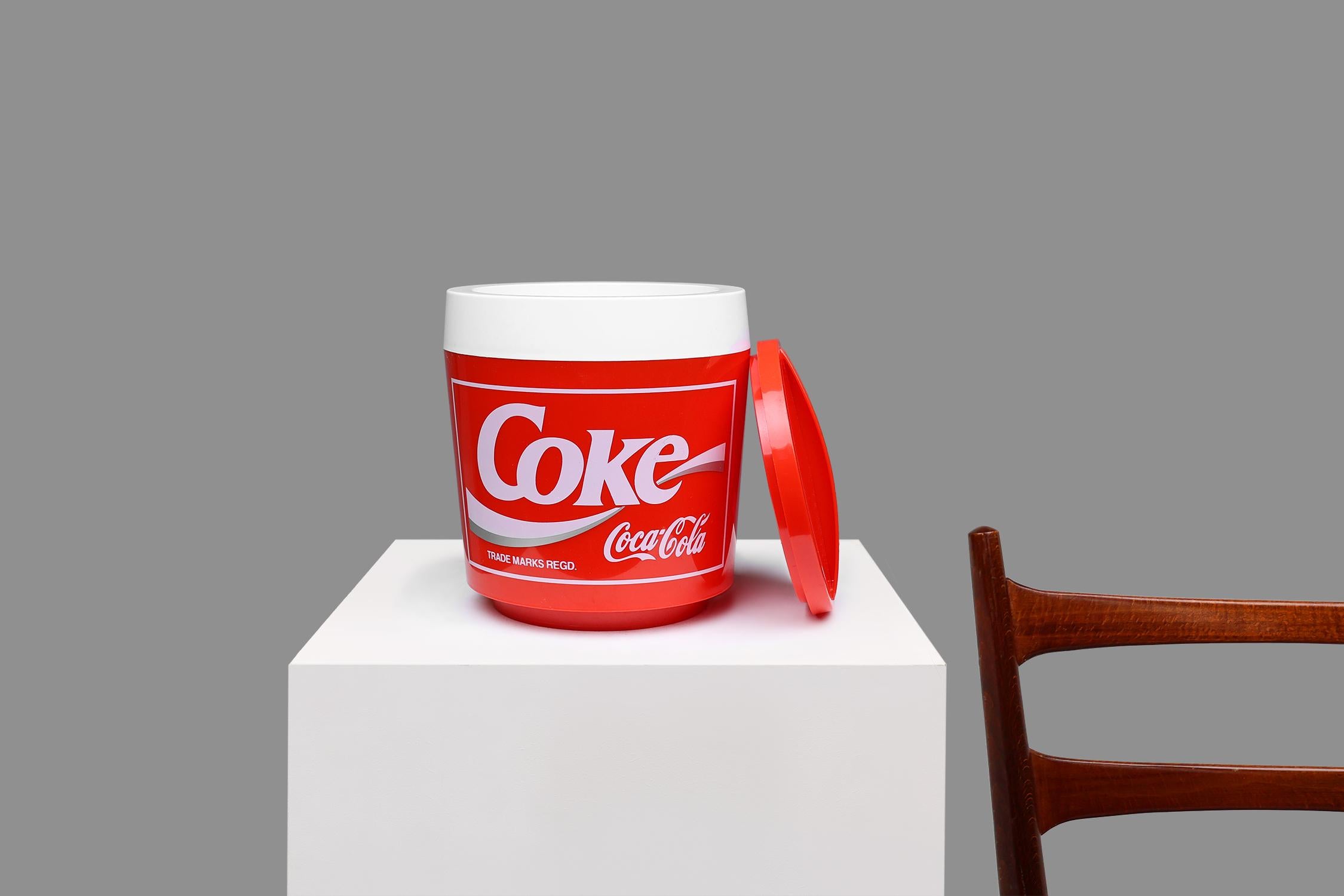 USA / 1960 / ice bucket / Coca Cola / plastic / Mid-century / Vintage

A stylish original Coca Cola ice bucket. Made in the 1960s by Smidt-imex in Belgium. This stylish item with the iconic Coca Cola logo in white and vibrant red is in new condition