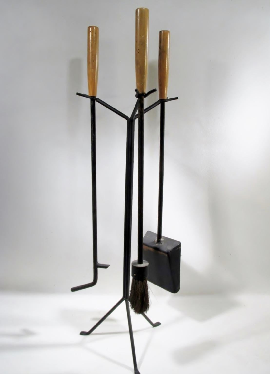 A Classic original 1960s Howard Miller four piece stand fireplace tool set designed by George Nelson Assoc. Overall height approximate 34” and 10.5” diameter, individual tools approximate 28-29” long of enameled iron and birch handles.

Condition