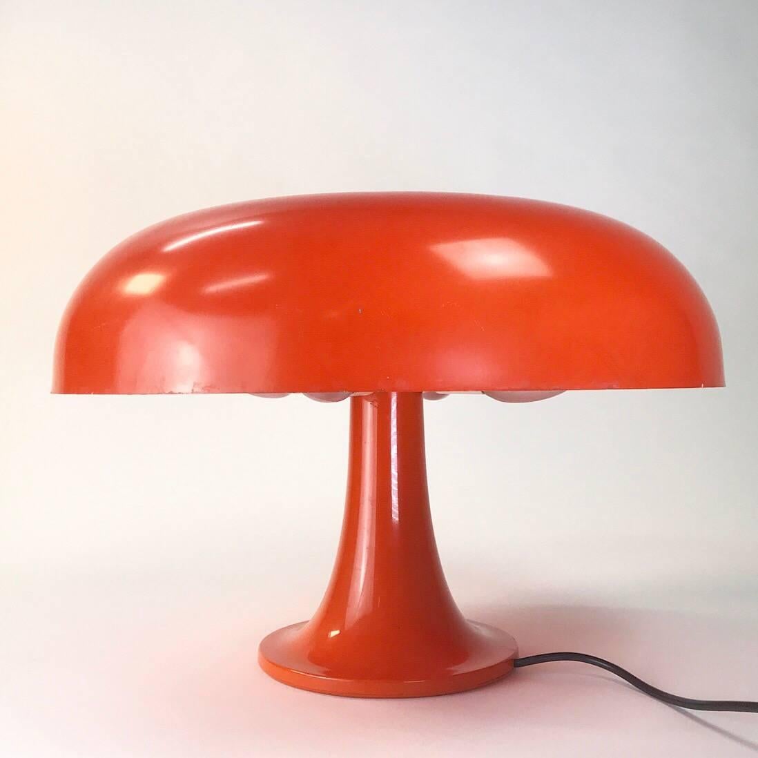 Rare early edition of the Nesso table lamp by Giancarlo Mattioli for Artemide, Italy, 1960s. 

Large mushroom shaped table lamp with shade of fiberglass and base / stem of orange plastic.

This early edition is clearly a collectors choice and