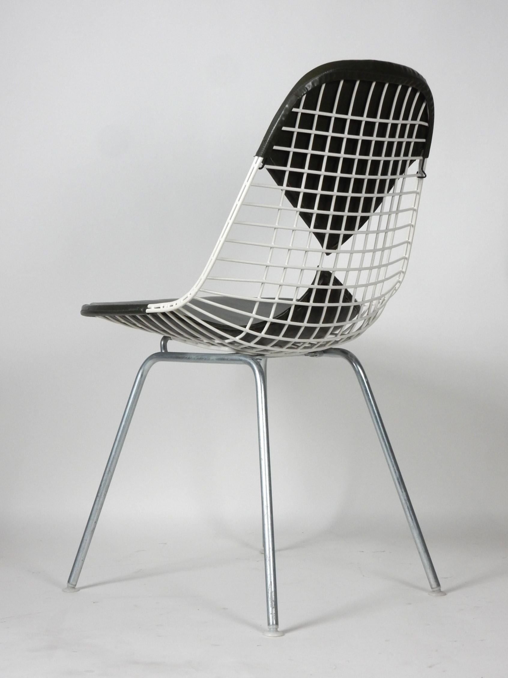 Original 1960's Herman Miller Charles & Ray Eames Bikini Wire Chairs set of 4 In Good Condition For Sale In Las Vegas, NV