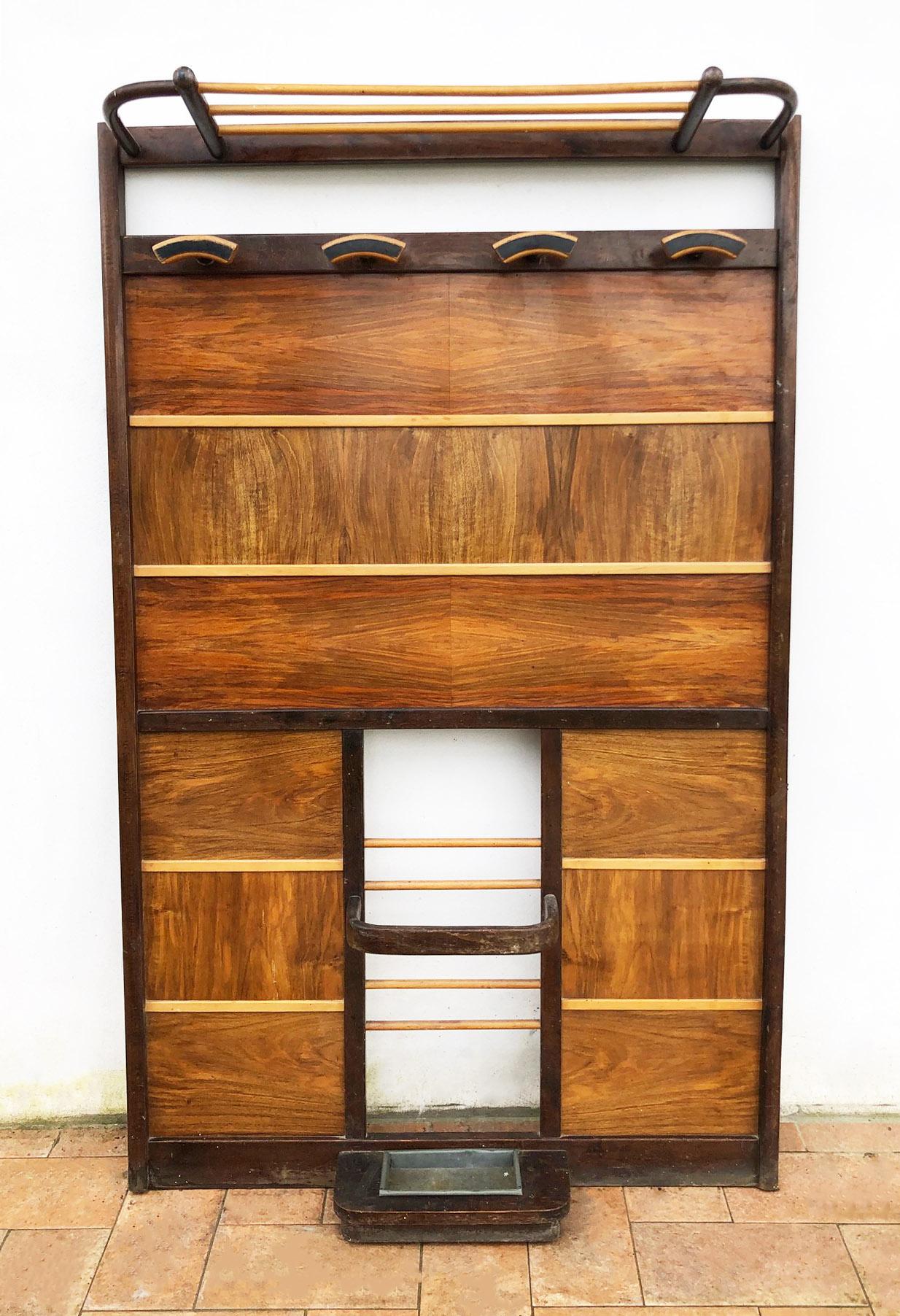 Appendiabiti originale degli anni '60 in noce e faggio con portaombrelli
Finiture in legno chiaro
Molto elegante
Design speciale.
Proviene da un'antica casa di campagna nella zona di Pisa, in Toscana.
La vernice è originale in patina, miele scuro 