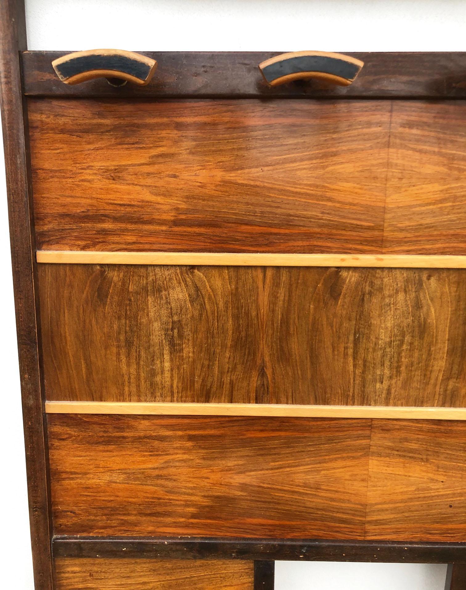 Mid-Century moderno Appendiabiti italiano originale degli anni '60 in noce e faggio con portaombrelli in vendita