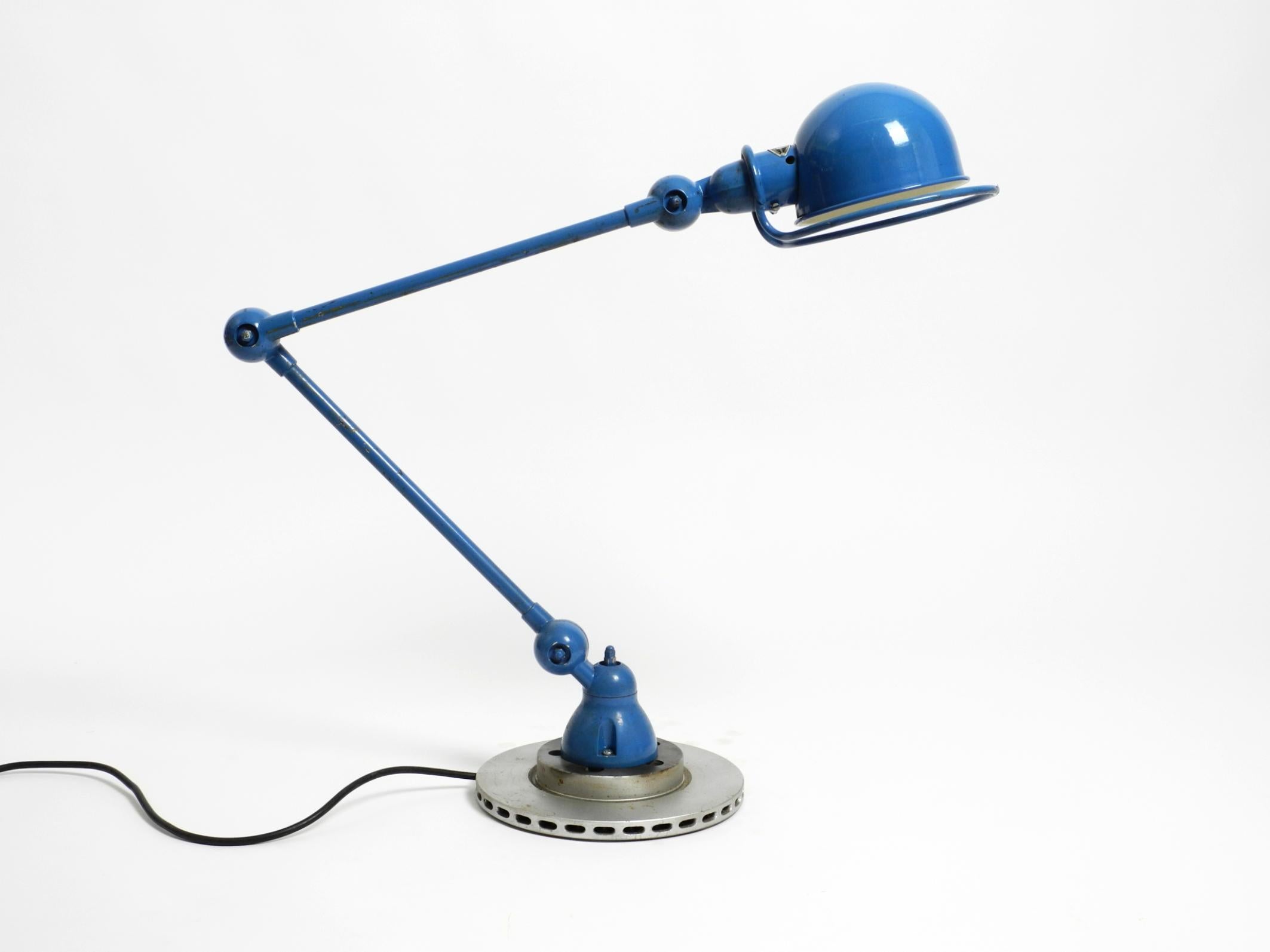 Grande lampada industriale da tavolo o da terra originale Jielde in blu degli anni '60.
Progettato dal famoso designer industriale francese Jean Louis Domecq.
La lampada è un'icona dell'Industrial Design, innovativa grazie al suo sistema di dischi
