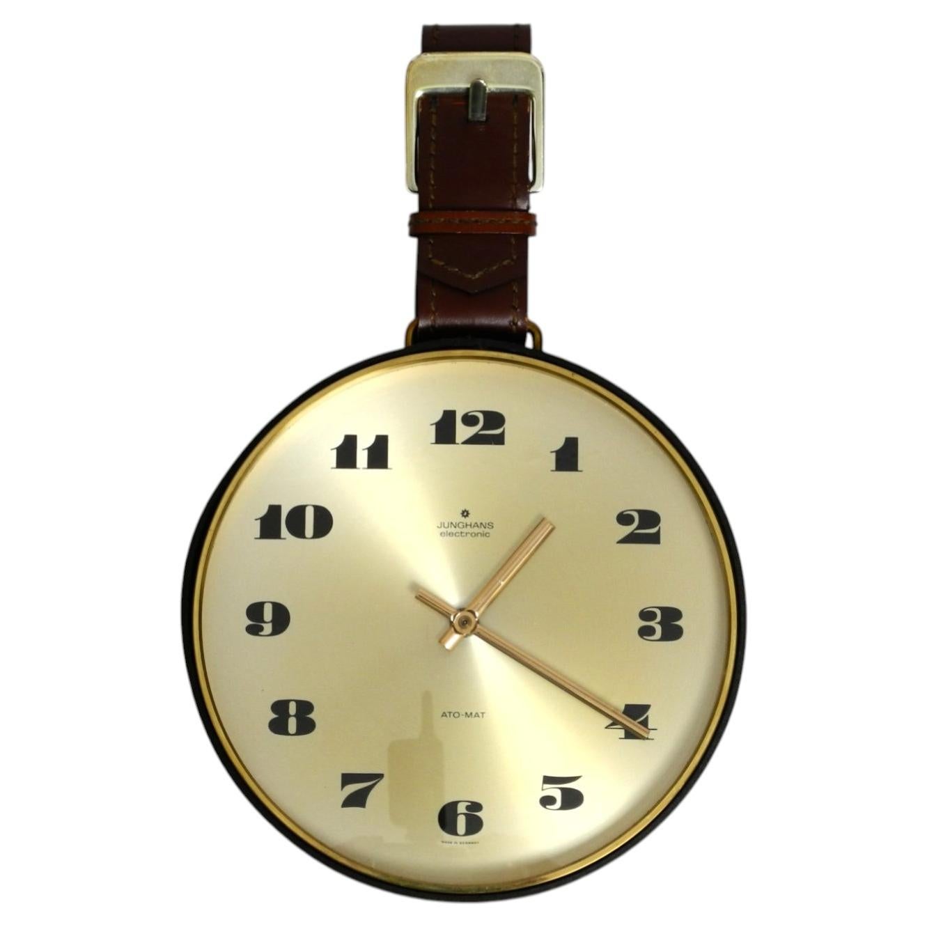 Reloj de pared Junghans original de los años 60, de latón, con correa de cuero auténtico en venta