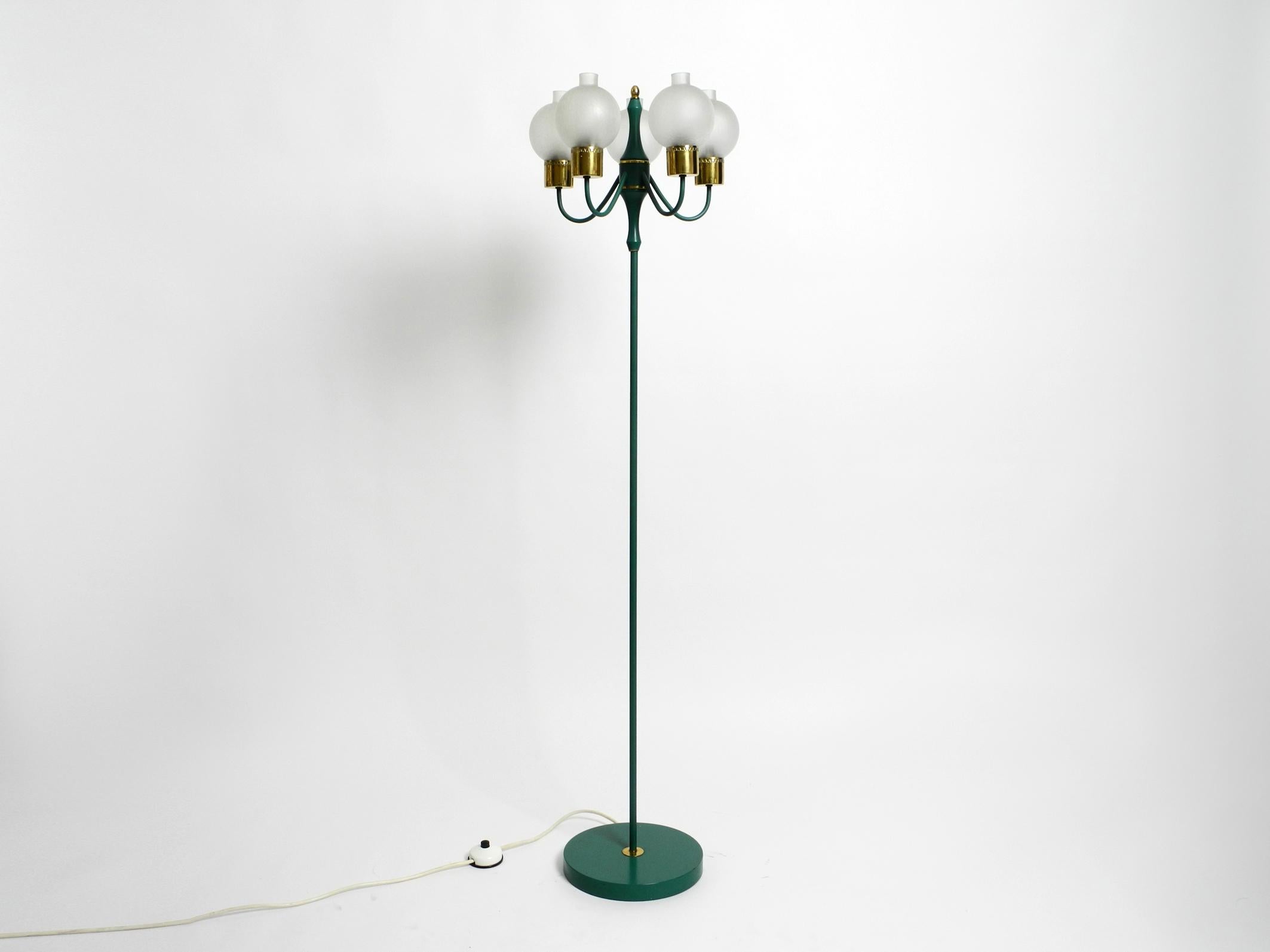 Beautiful rare Kaiser metal floor lamp with 5 ice glass shades. Super sixties design in rare forest green. Very good vintage condition with no damage. Few signs of use visible.
Very well-maintained condition. No rust on the whole frame.
100%