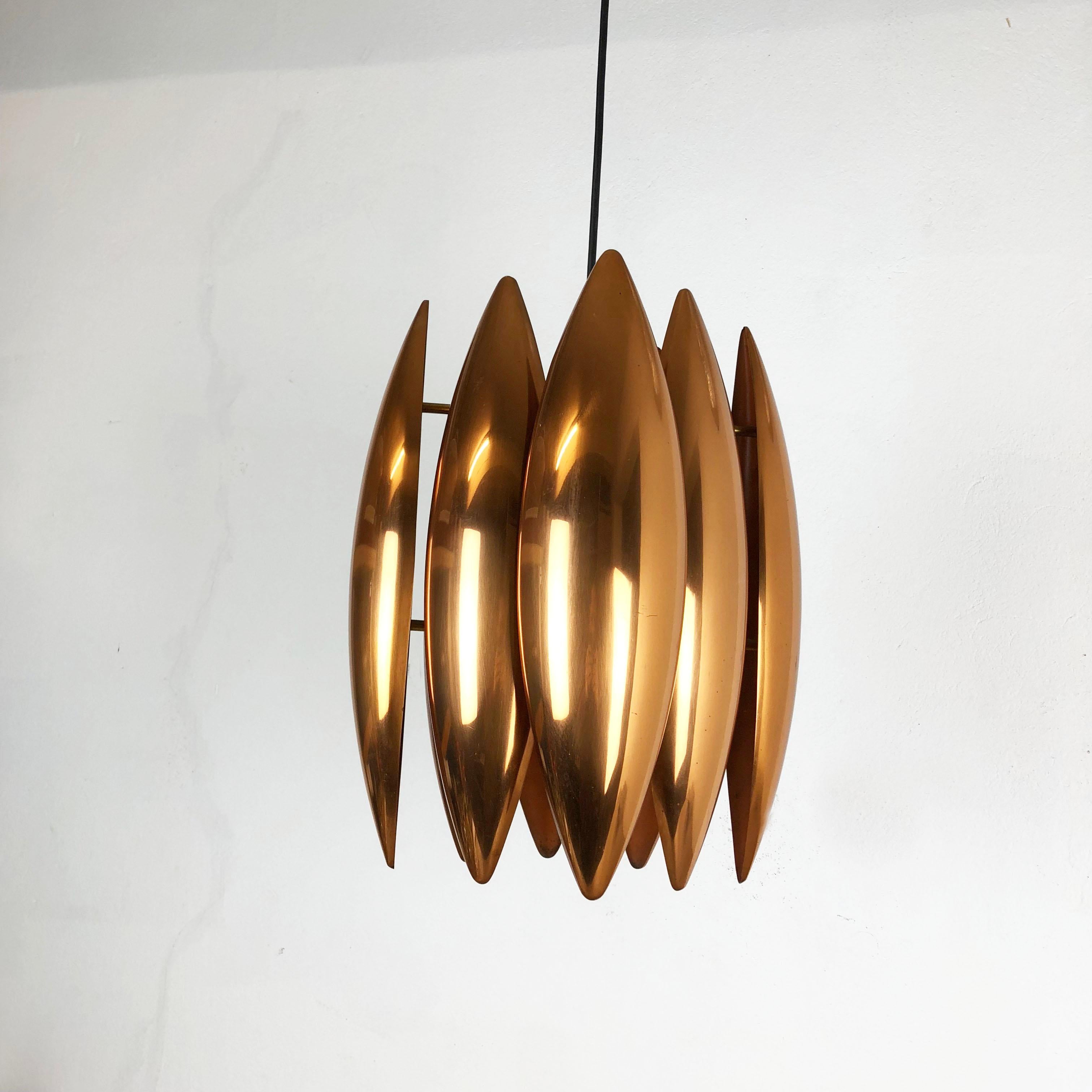 Article:

hanging light


Modell:

Kastor


Design:

Jo Hammborg 


Producer:

Fog and Mørup



Origin:

Denmark



Age:

1960s





This metal hanging light is a high quality production element from the 1960s. The