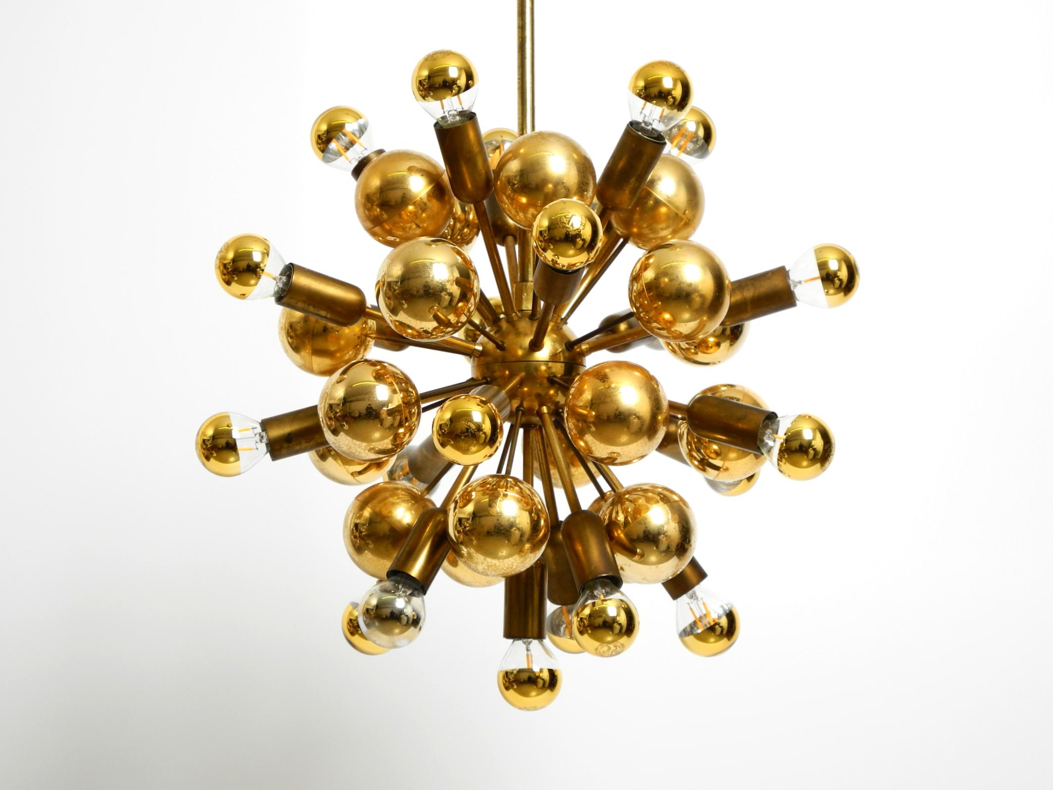 Original 1960er Jahre große Cosack Sputnik Space Age Deckenlampe aus Messing.
Die gesamte Leuchte, einschließlich der Stange und des Baldachins, ist aus Messing gefertigt. Die großen Kugeln sind aus Kunststoff gefertigt.
Schönes 1960er Pop Art Space