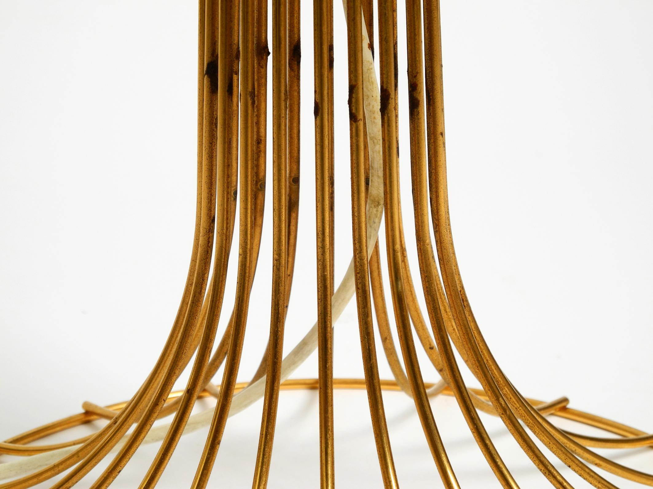 Original 1960s large metal wire floor lamp with wild silk shade anodized in gold For Sale 4