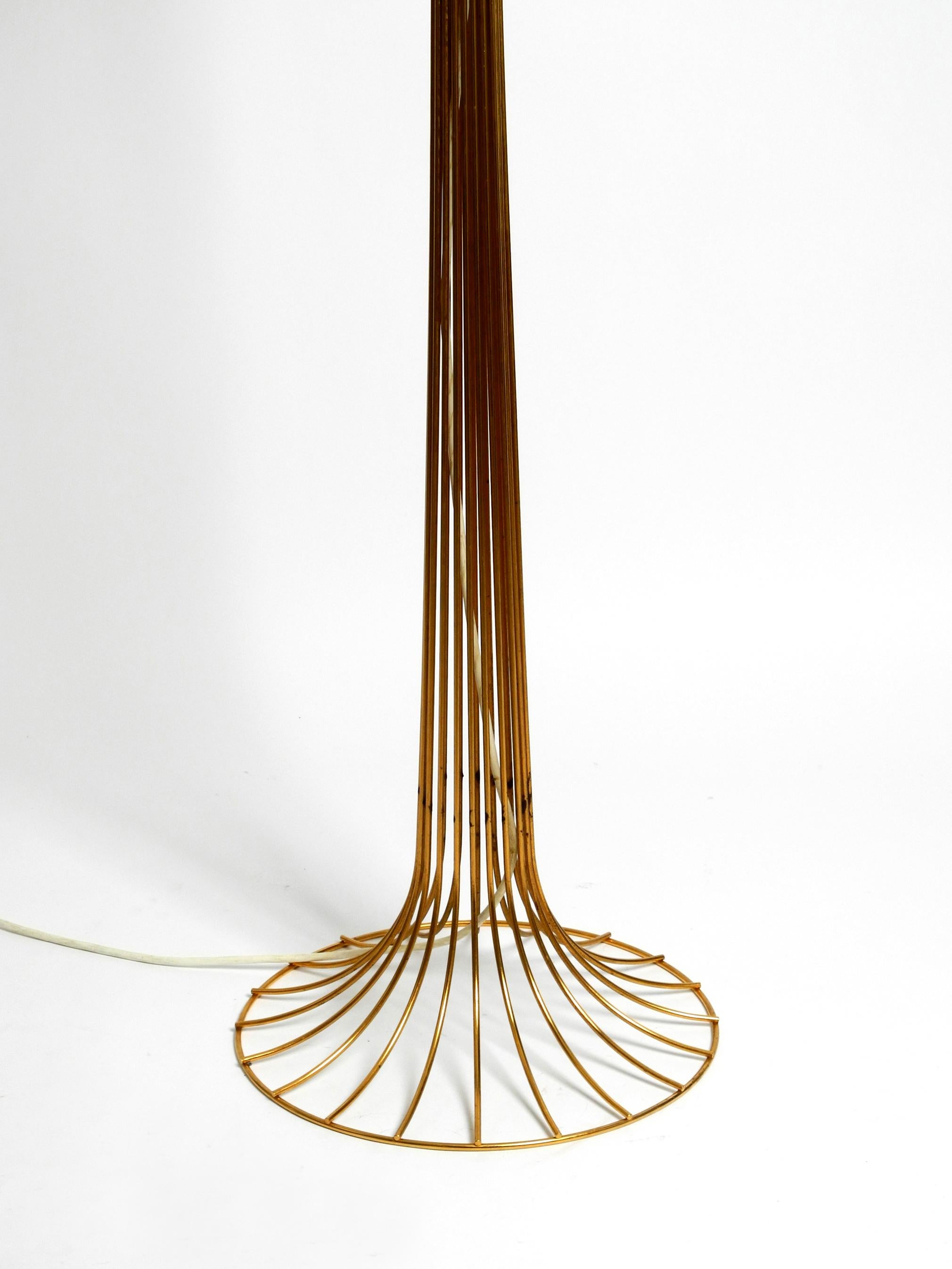 Original 1960s large metal wire floor lamp with wild silk shade anodized in gold In Good Condition For Sale In München, DE