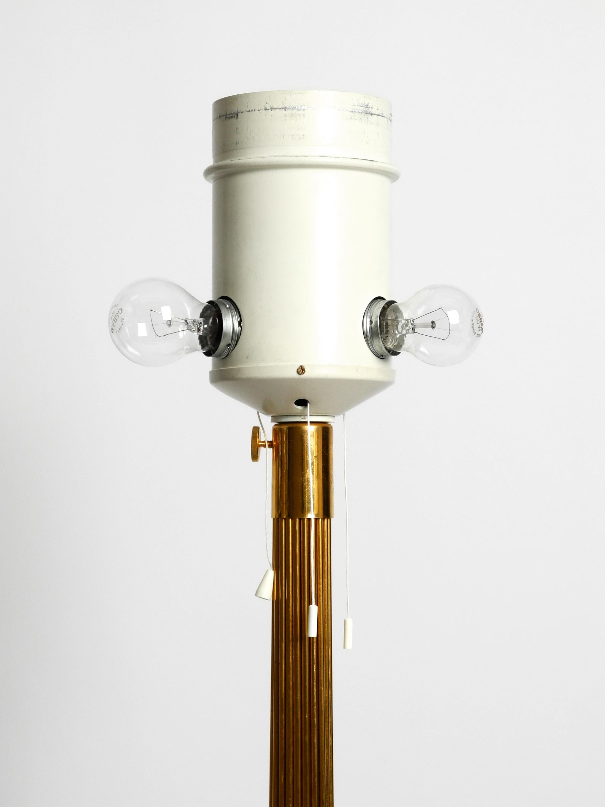 Original 1960er große Stehlampe aus Metalldraht mit wildem Seidenschirm in Gold eloxiert (Mitte des 20. Jahrhunderts) im Angebot