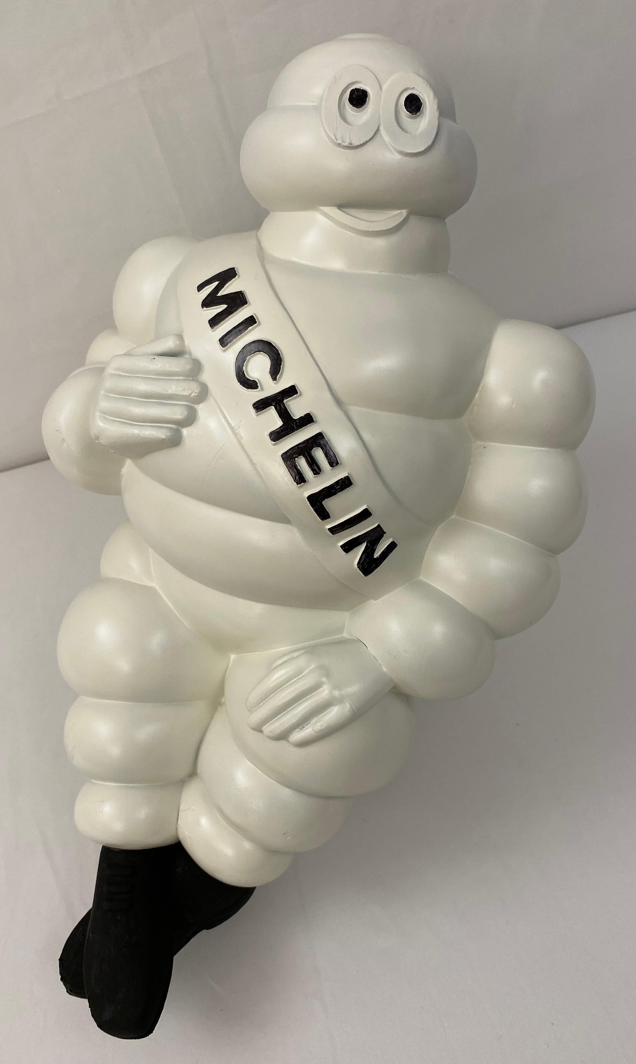 Mascota publicitaria original Bibendum Michelin blanca de la Era Espacial restaurada, alrededor de los años 60 en Francia. 
El hombre Michelin está hecho de plástico blanco y muestra el emblema negro en todo el cuerpo.
La mascota Bibendum Michelin