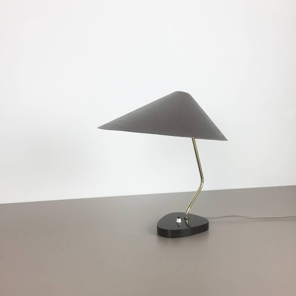 Mid-Century Modern Lampe de bureau moderniste d'origine des années 1960 avec base en granit fabriquée en Italie en vente