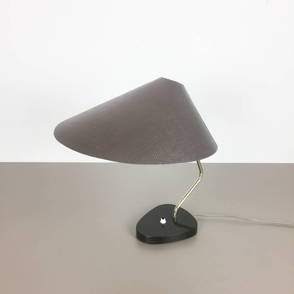 italien Lampe de bureau moderniste d'origine des années 1960 avec base en granit fabriquée en Italie en vente