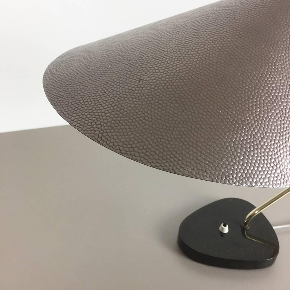 Original 1960s Modernist Table Light with Granite Base Made in Italy In Good Condition For Sale In Kirchlengern, DE