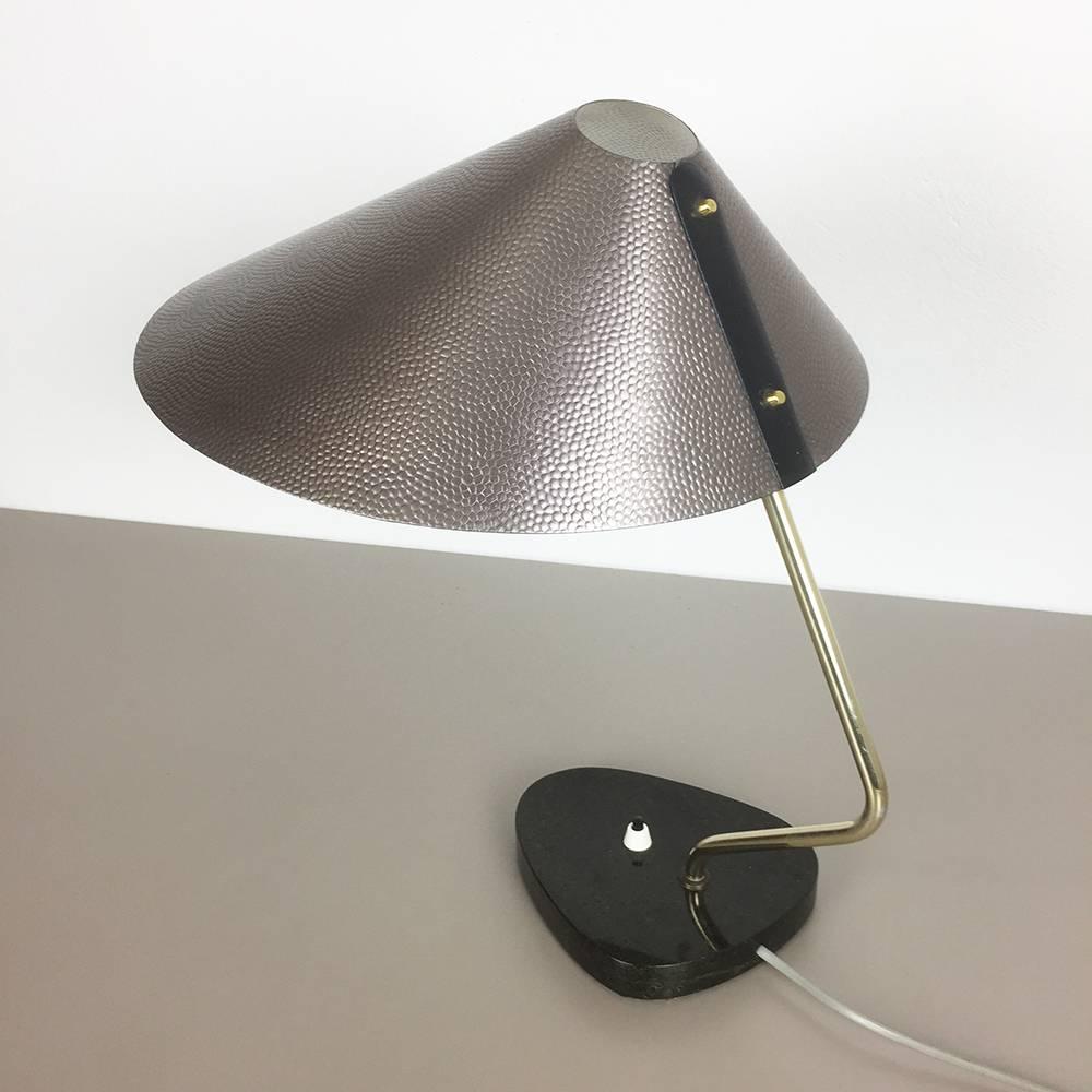 Métal Lampe de bureau moderniste d'origine des années 1960 avec base en granit fabriquée en Italie en vente