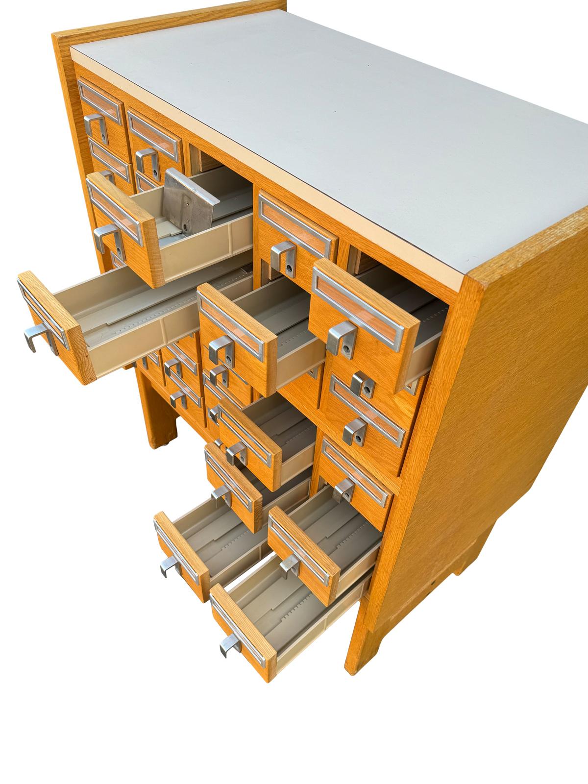 Original 1960er New Jersey Library Apothecary File Cabinet Kommode (Moderne der Mitte des Jahrhunderts) im Angebot