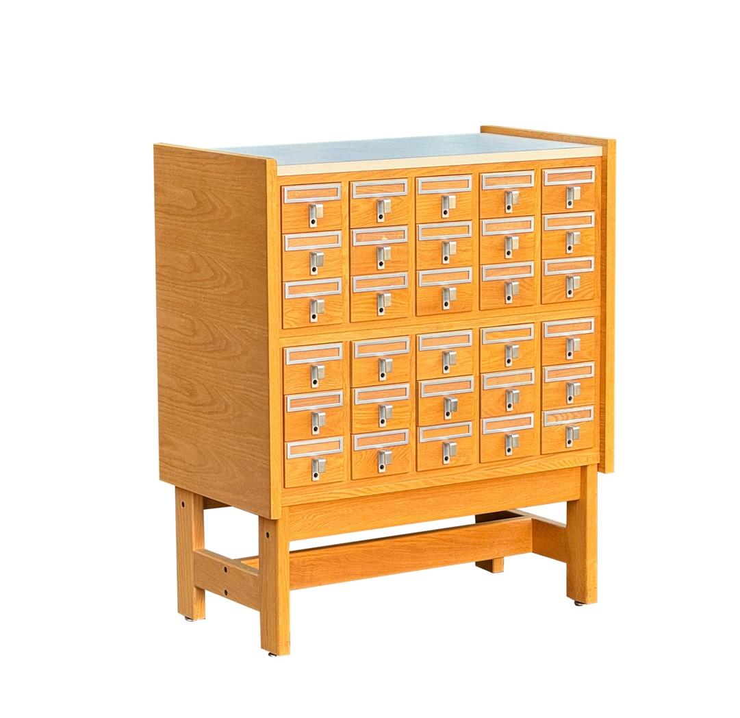 Original 1960er New Jersey Library Apothecary File Cabinet Kommode (Holzarbeit) im Angebot