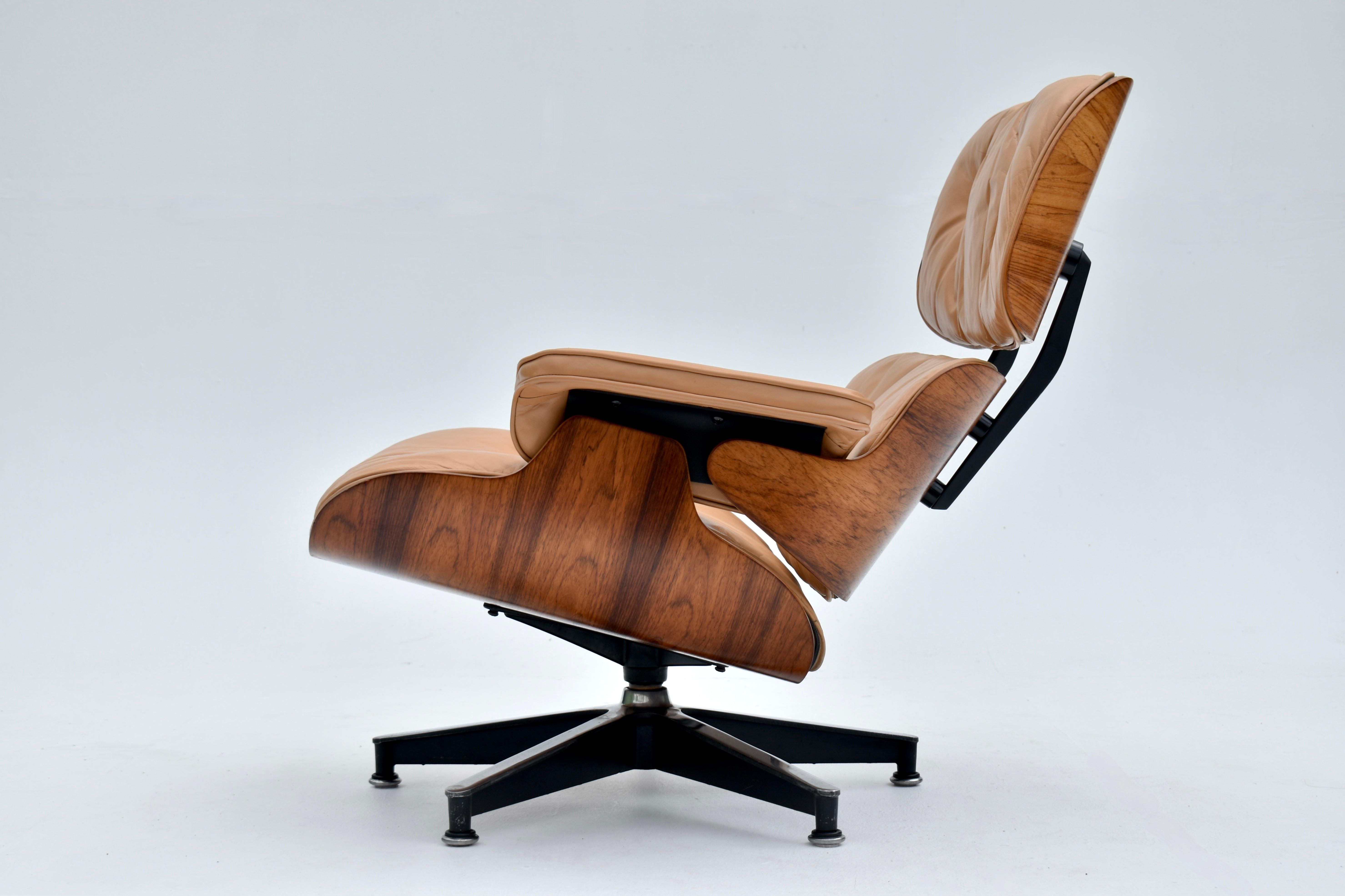 Un esempio eccezionale. Si tratta di una produzione precedente degli anni '60 con cuscini imbottiti di piume per il massimo comfort. Le prime sedie sono difficili da trovare, a maggior ragione se rifinite in questa meravigliosa pelle color