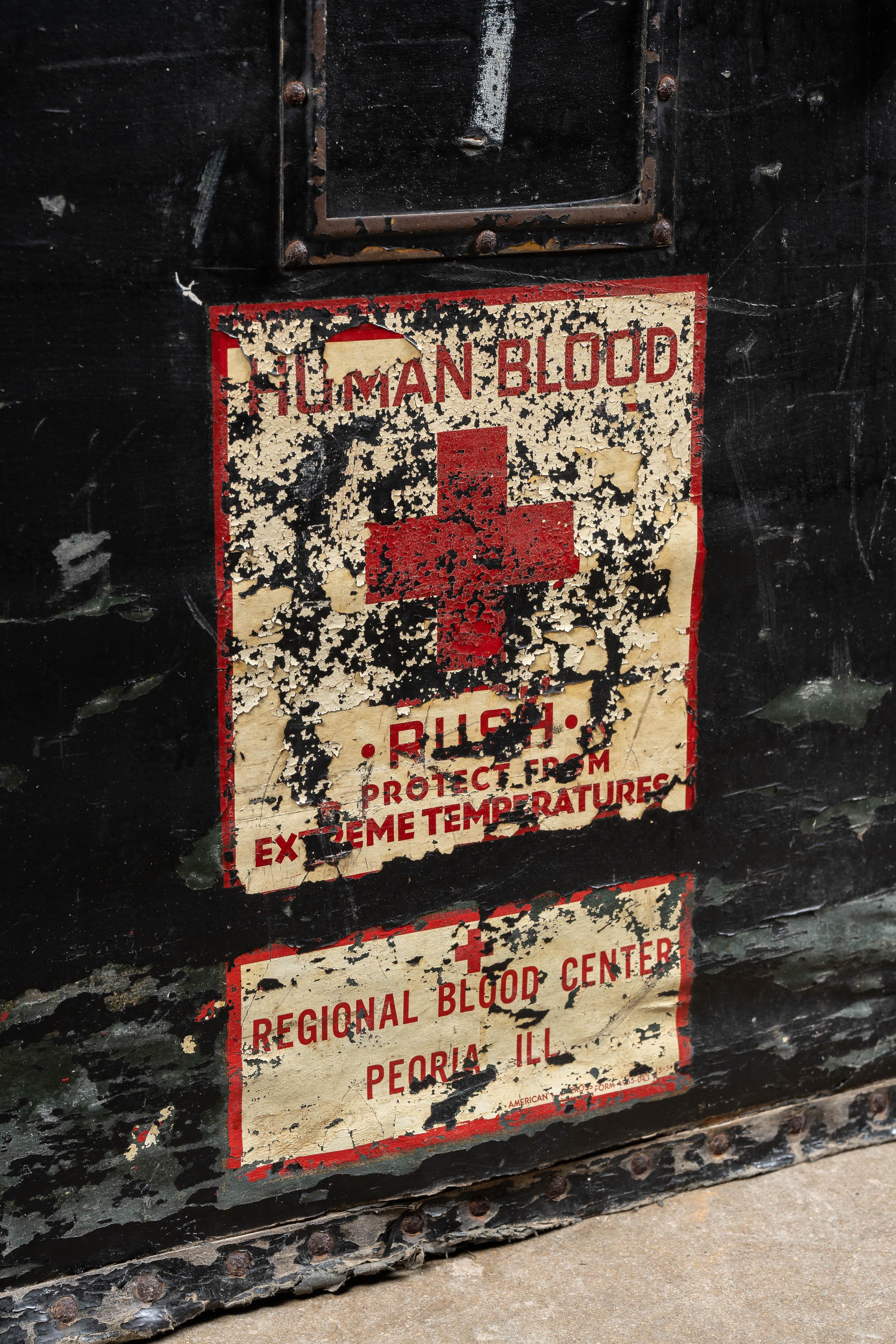 c. Anni '60; American National Red Cross - Washington, D.C.

Baule isolato d'epoca per il trasporto di campioni umani.

Questo pezzo era una delle tante scatole specializzate utilizzate per spedire il sangue in tutto il paese. Questo particolare