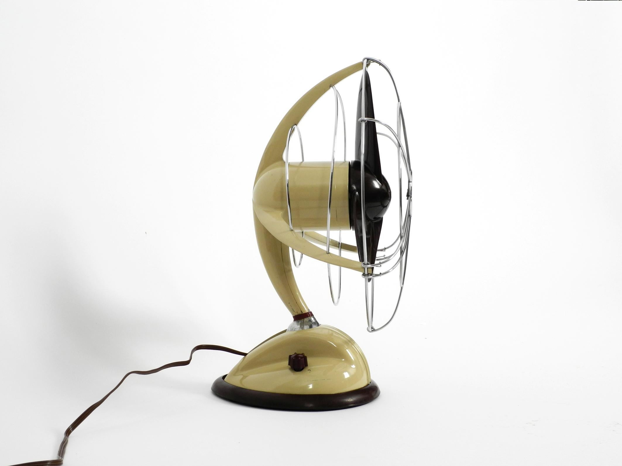 Beautiful original 1960s streamline table and wall fan by Marelli Mod. 304. Made in Italy.
Very good almost new condition. Stepless adjustable. Can be hung as a wall fan by lowering
the head all the way down. See photo no. 6. There is one knob to
