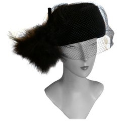 Chapeau vintage original en velours et plumes en forme de boîte à pilules noir, années 1960