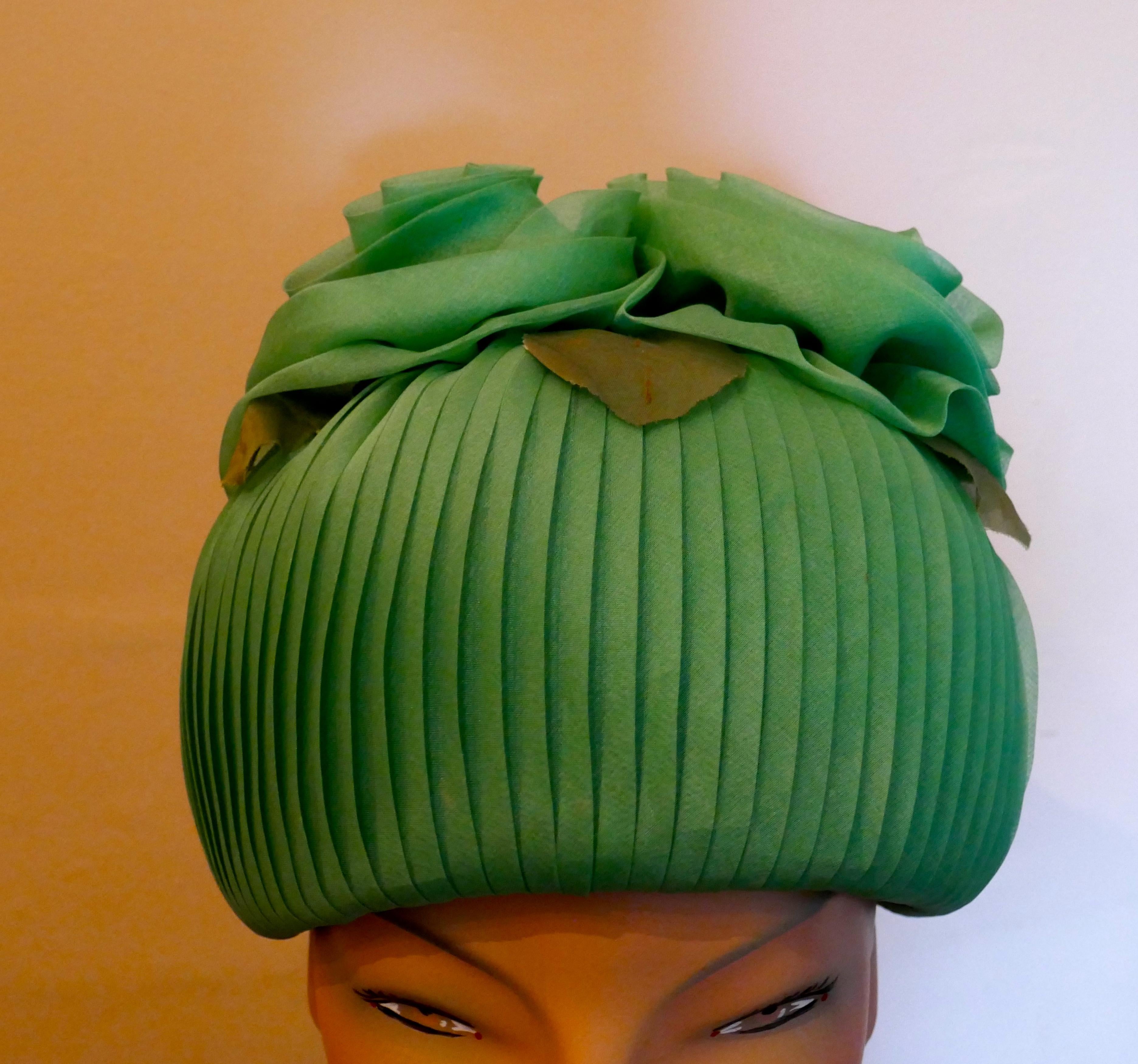 Original 1960s Vintage Gathered Chiffon Green Pill Box Hat In Good Condition In Chillerton, Isle of Wight