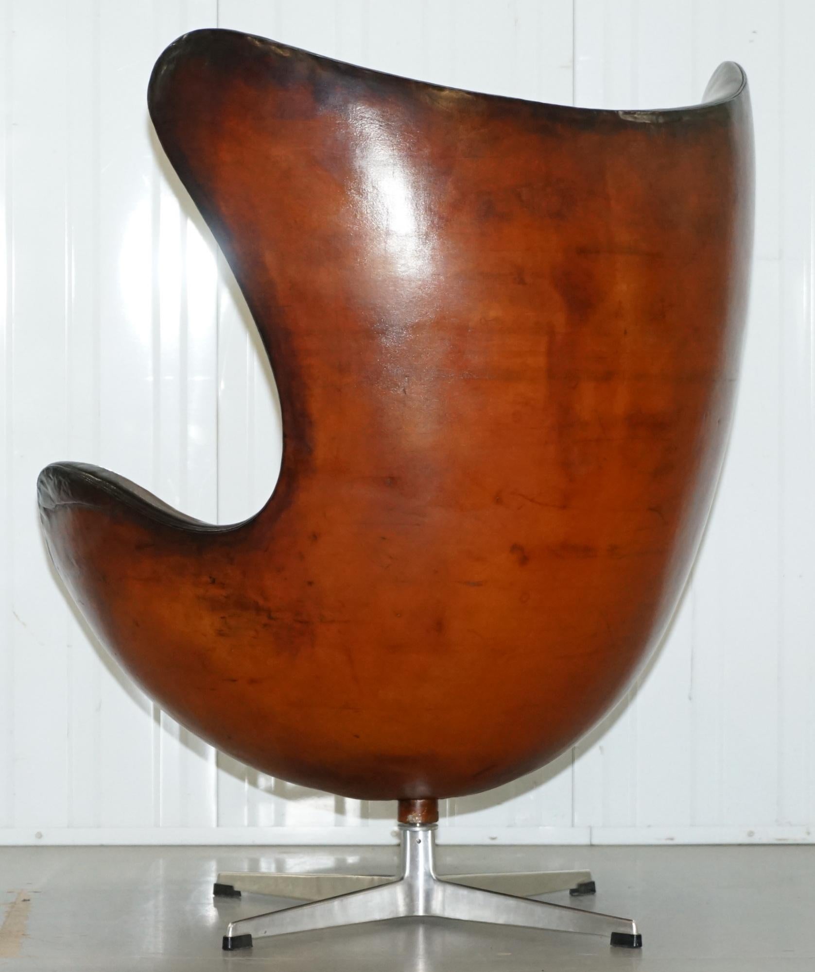 Original 1963 Fritz Hansen Egg Chair Numéro de modèle 3316 Cuir brun teint à la main 11