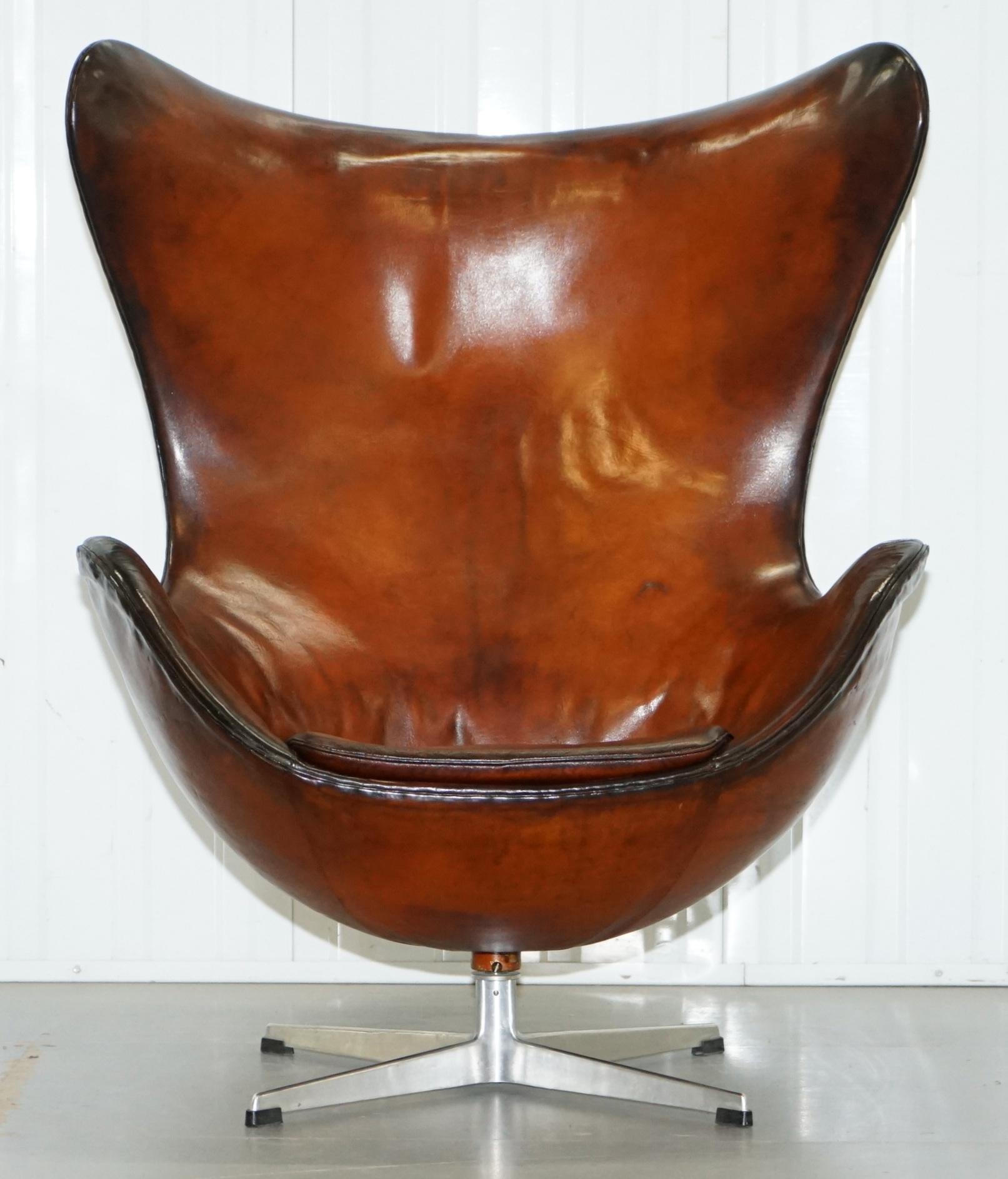 Mid-Century Modern Original 1963 Fritz Hansen Egg Chair Numéro de modèle 3316 Cuir brun teint à la main