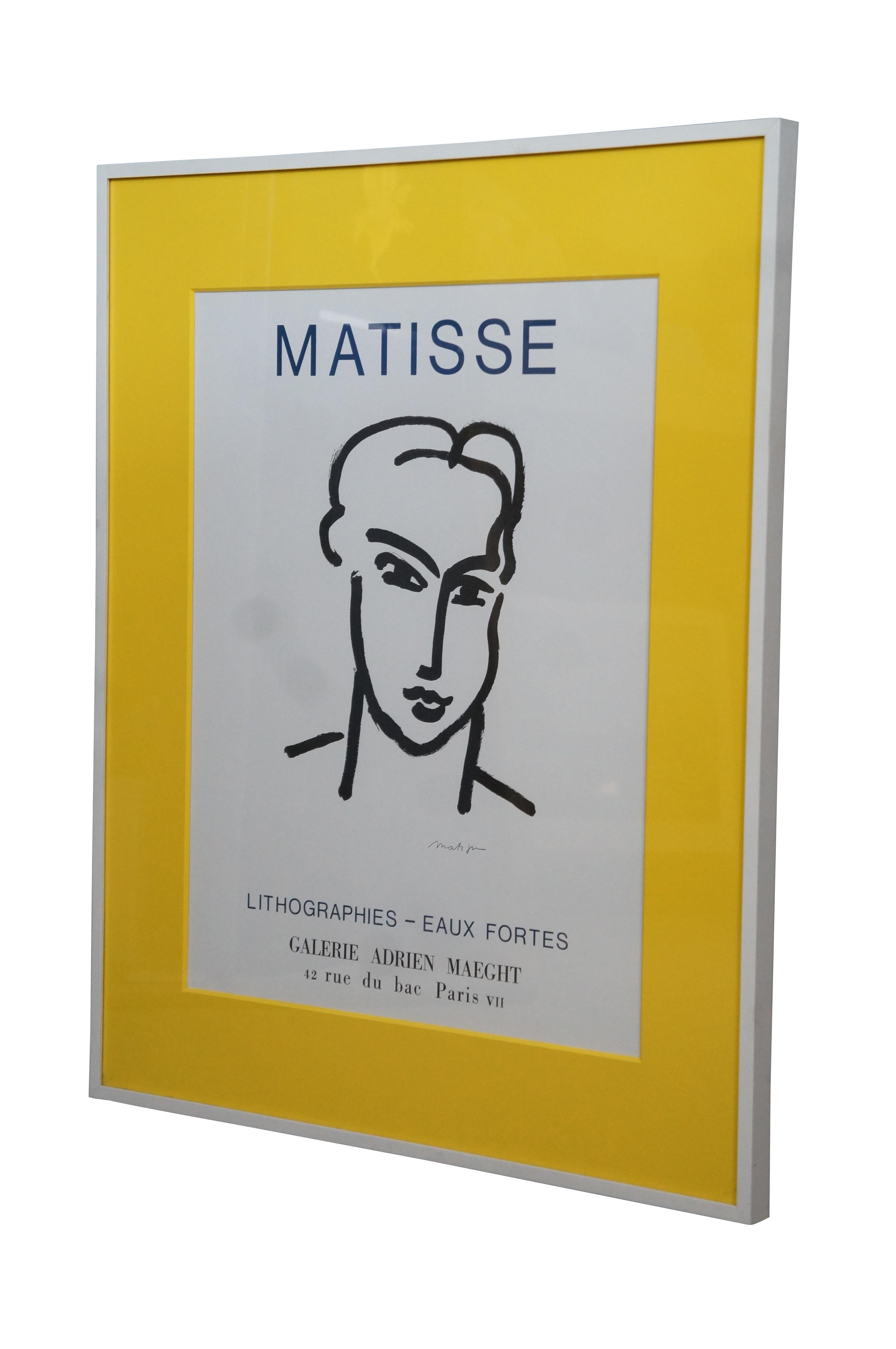 Affiche encadrée annonçant l'exposition de 1964 de Matisse - Lithographies - Eux Fortes à la Galerie Adrien Maeght, présentant Grande Tete de Katia. Encadré en blanc avec un passe-partout jaune vif.

