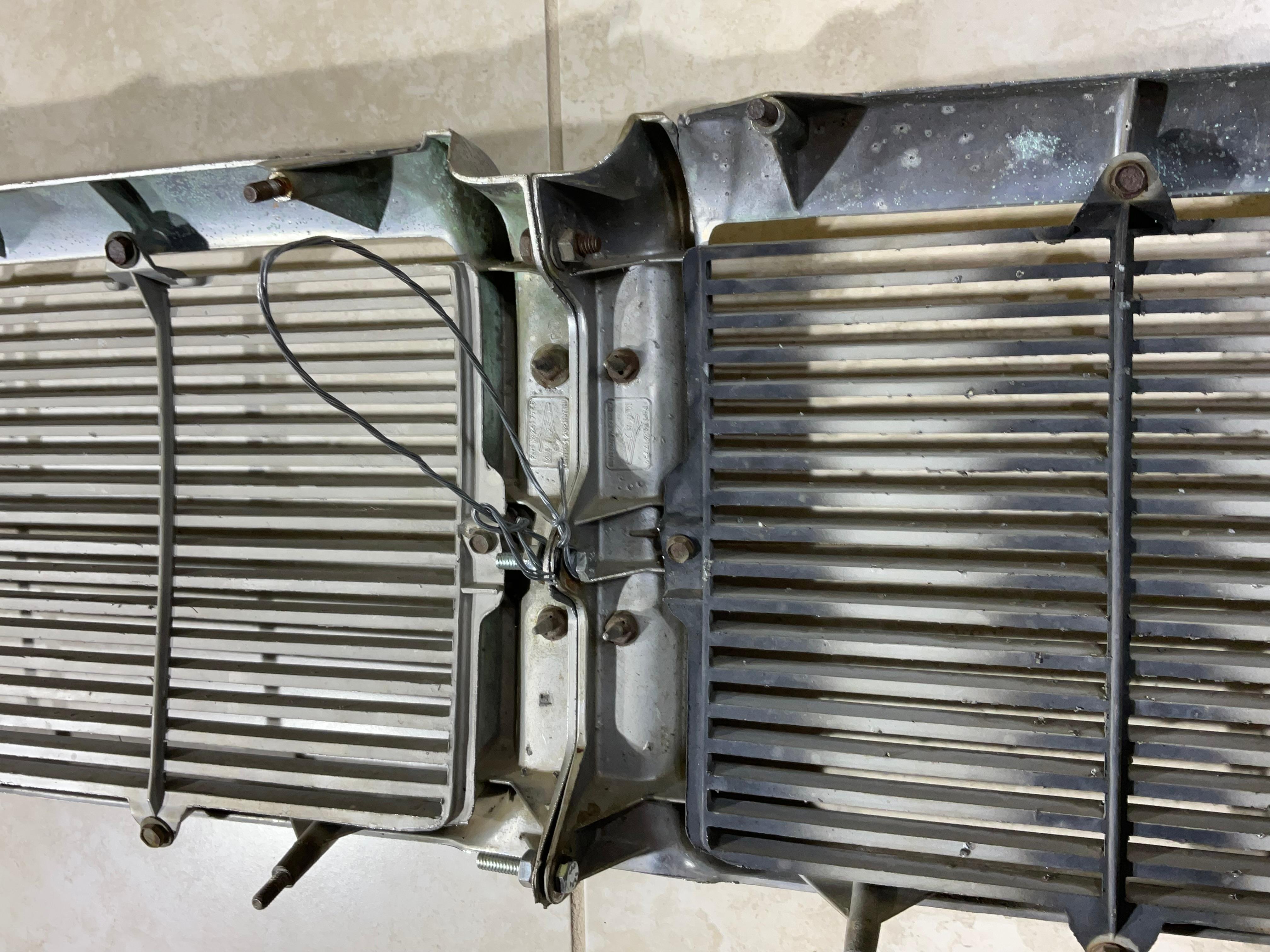 Appendiabiti da parete con griglia per auto New Yorker originale del 1964 in vendita 7