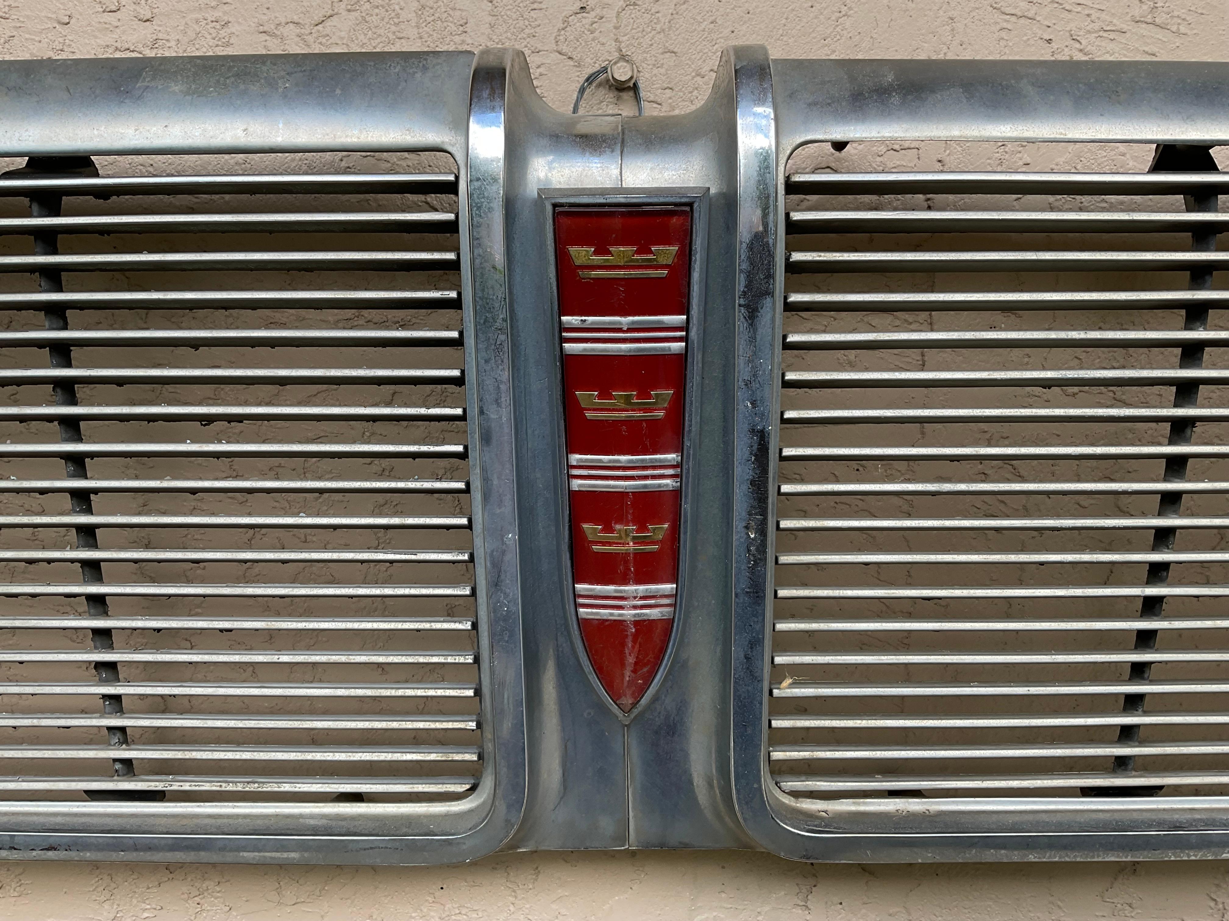 Appendiabiti da parete con griglia per auto New Yorker originale del 1964 In condizioni buone in vendita a Delray Beach, FL