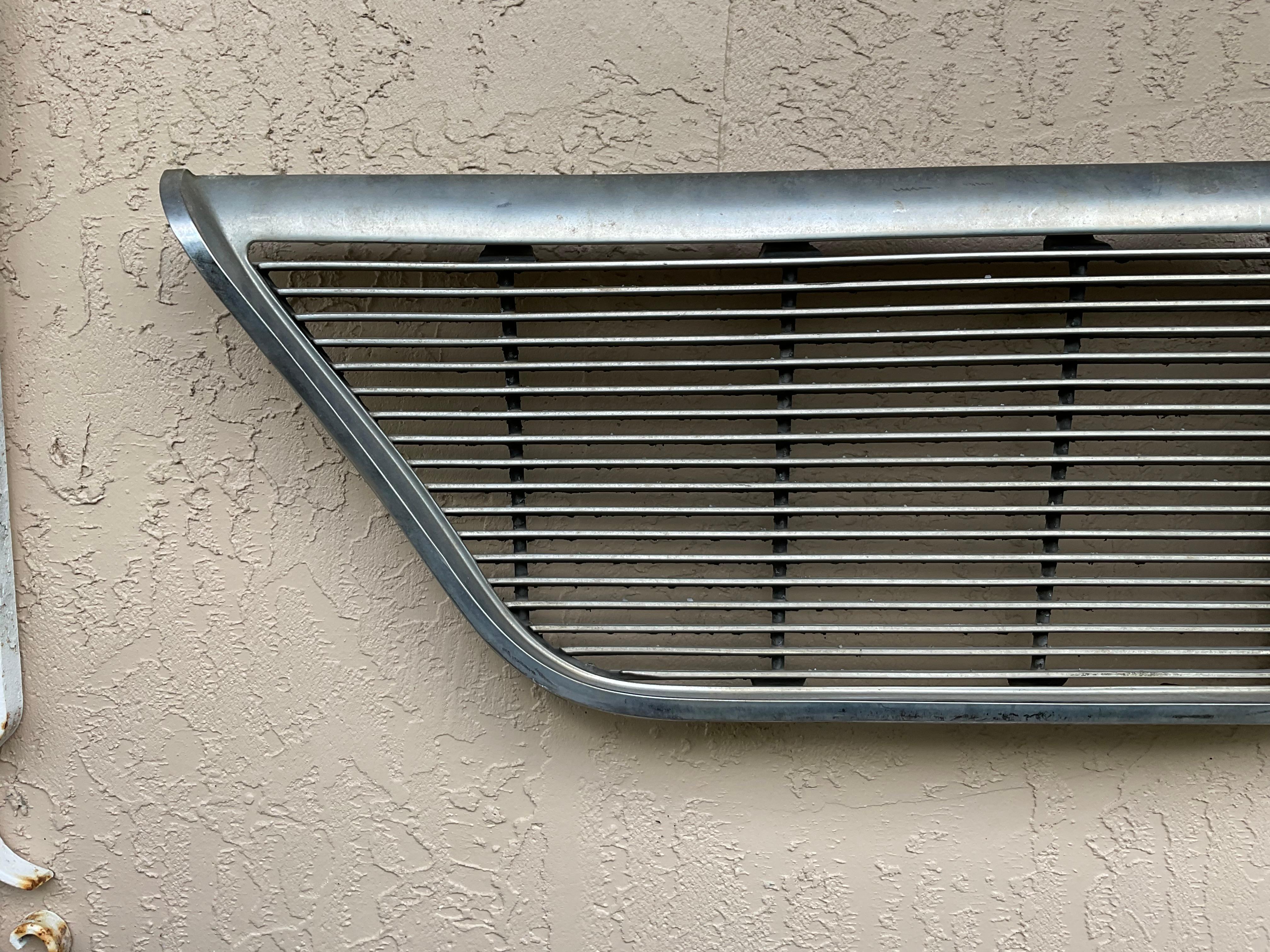 XX secolo Appendiabiti da parete con griglia per auto New Yorker originale del 1964 in vendita