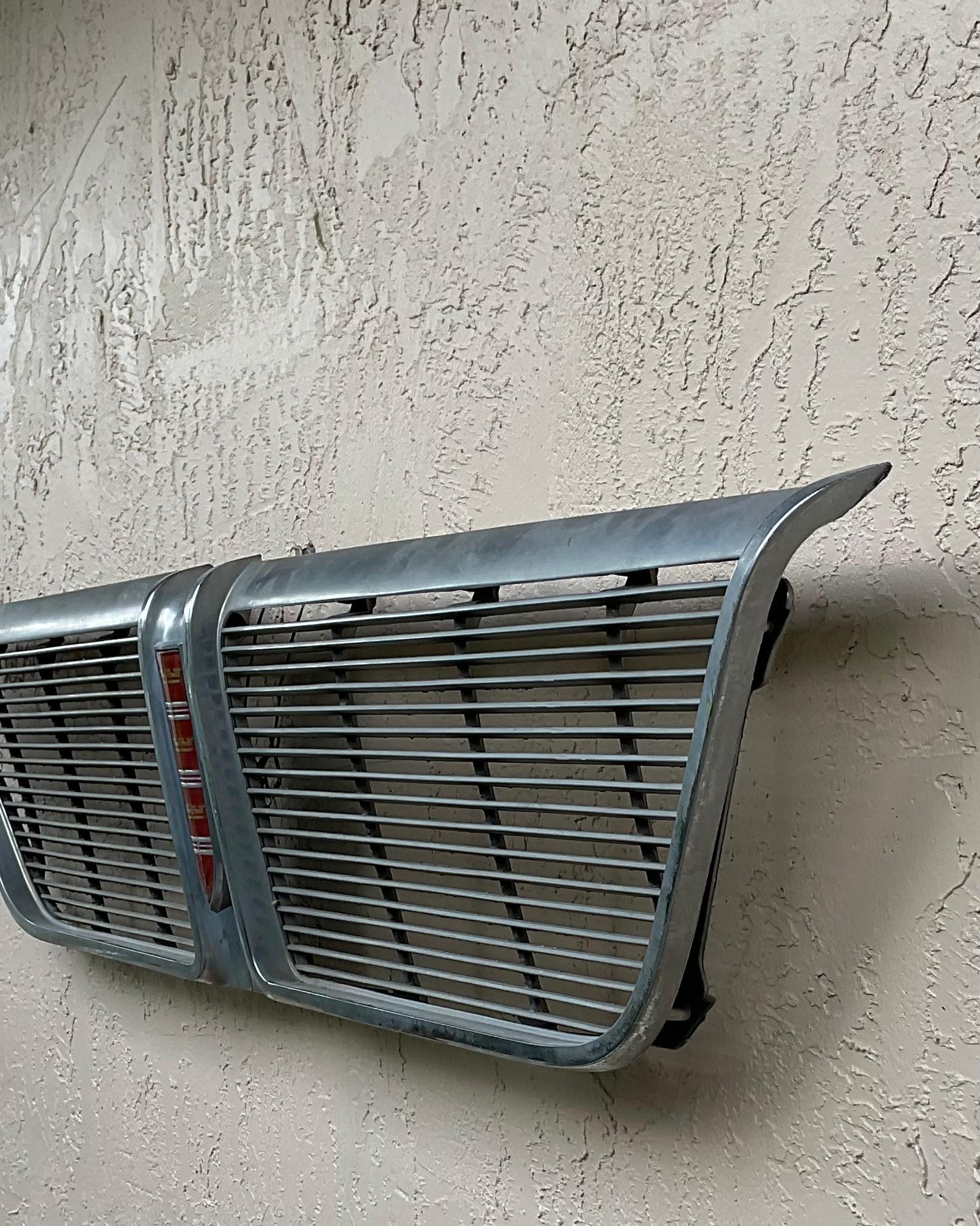 Acciaio da gioielleria Appendiabiti da parete con griglia per auto New Yorker originale del 1964 in vendita