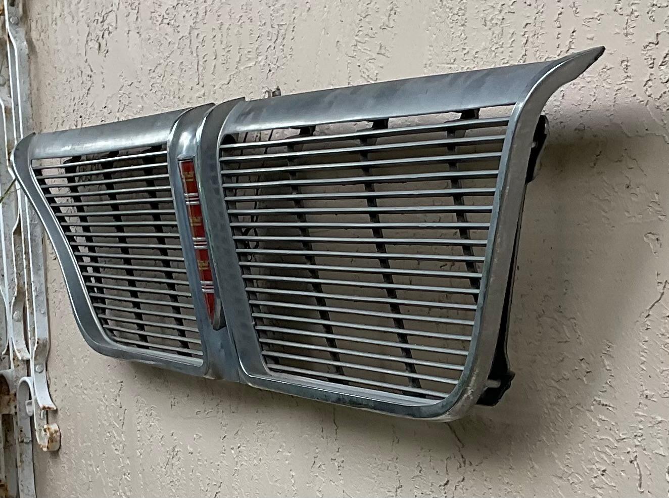 Appendiabiti da parete con griglia per auto New Yorker originale del 1964 in vendita 1