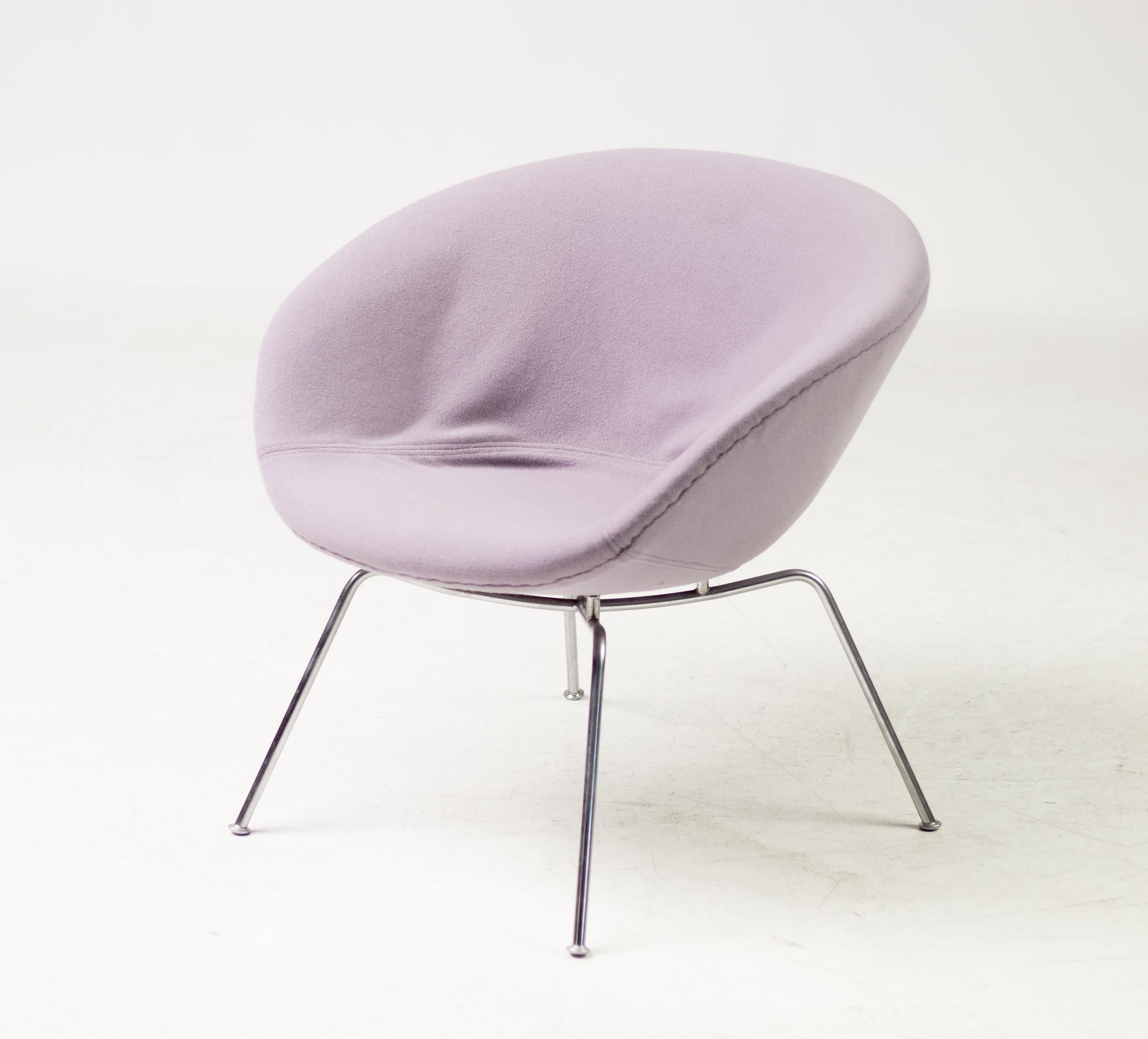 An Arne Jacobsen Pot chair, model 3318, designed in 1959 for the SAS Royal hotel Copenhagen.
This low, comfortable lounge chair embraces everyone who sits in it without ever taking over the room.
The original Fritz Hansen purple wool upholstery is