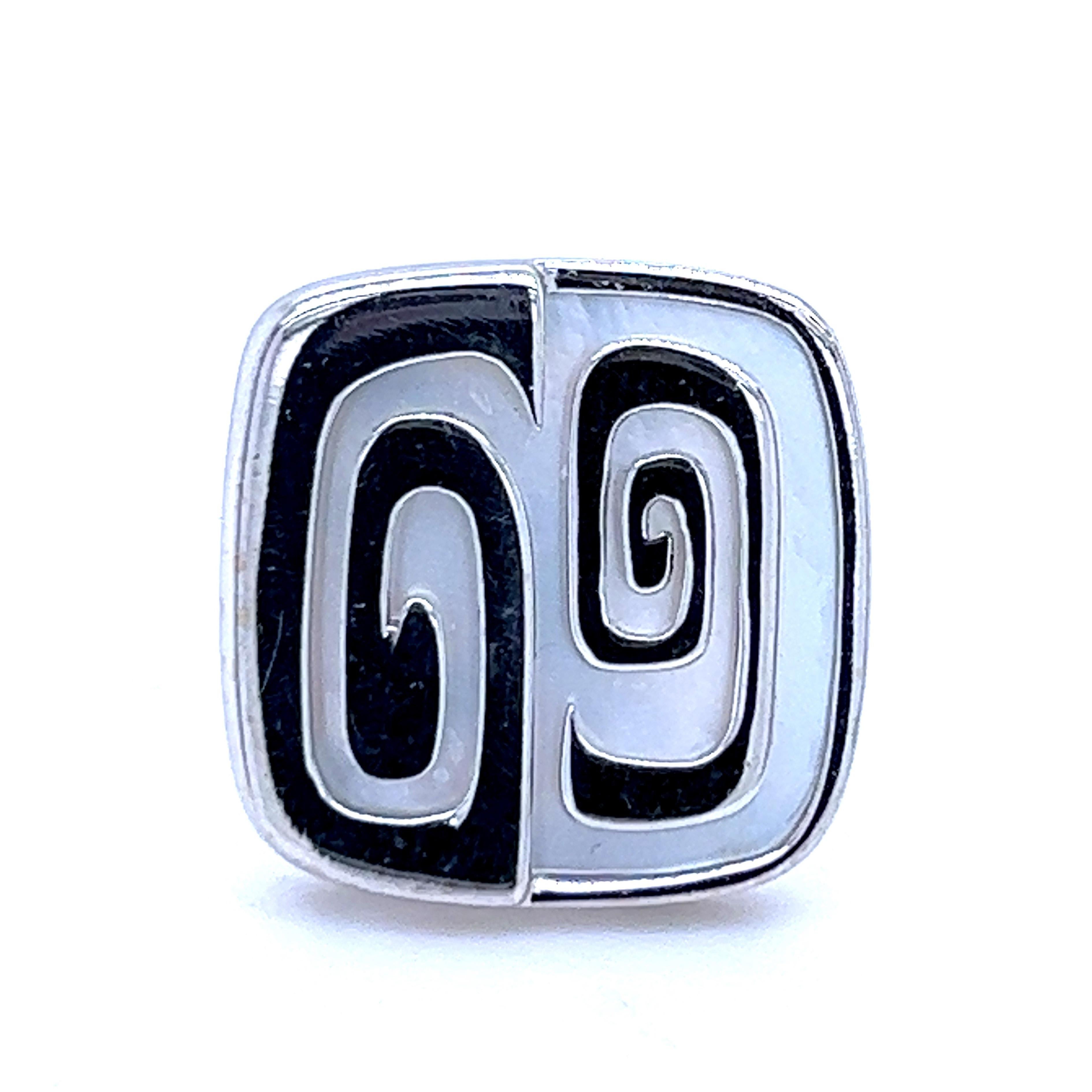 Original 1970's, Extremely Rare Bulgari Limited Edition Cufflinks.
70's amazing decade brought a variety of motifs to Bulgari's design, often inspired, like in this case, by fashion and street style.
The inspiration here is optical, geometrical